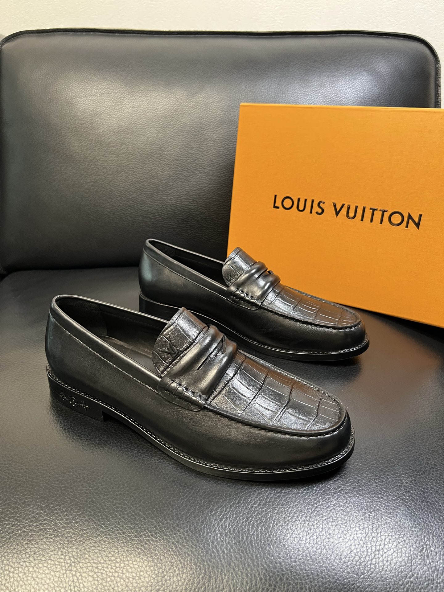 Lv 高品质 顶级工艺品 路易威登 皮鞋专柜同步原厂配置，鞋面意大利进口，进口水染牛皮内里，鞋底：原厂特