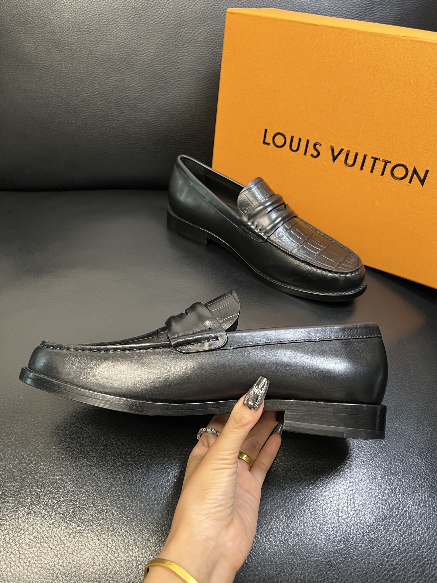 Lv 高品质 顶级工艺品 路易威登 皮鞋专柜同步原厂配置，鞋面意大利进口，进口水染牛皮内里，鞋底：原厂特