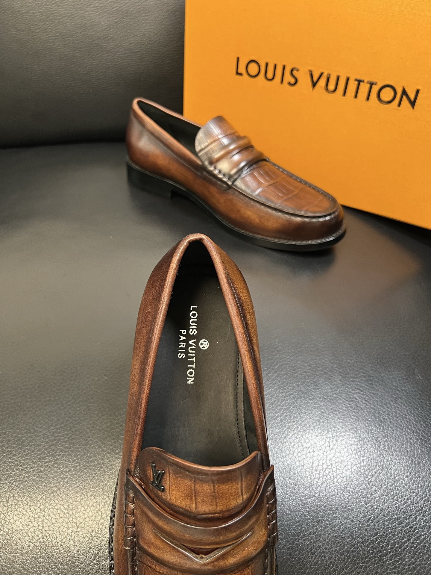 Lv 高品质 顶级工艺品 路易威登 皮鞋专柜同步原厂配置，鞋面意大利进口，进口水染牛皮内里，鞋底：原厂特