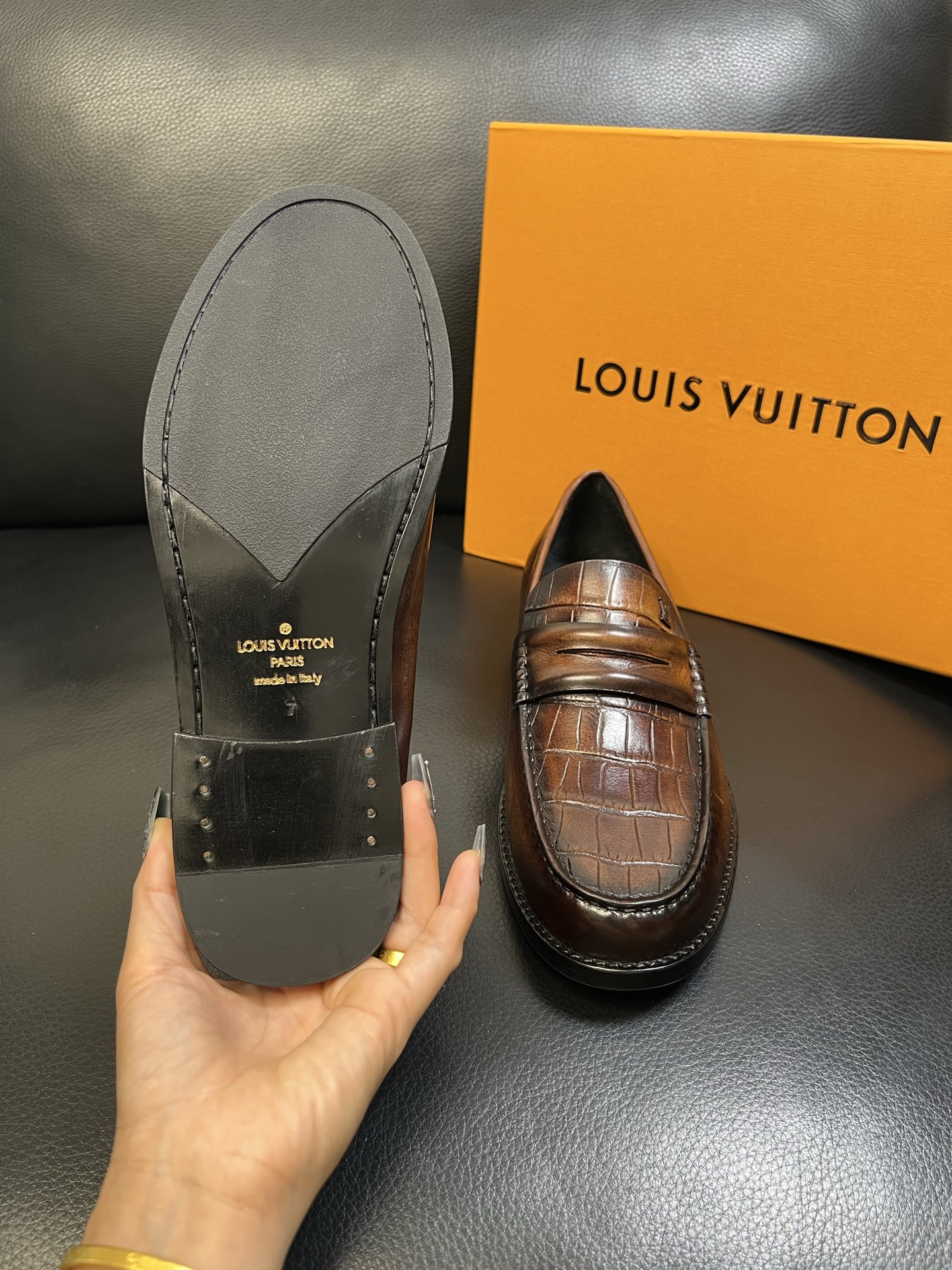 Lv 高品质 顶级工艺品 路易威登 皮鞋专柜同步原厂配置，鞋面意大利进口，进口水染牛皮内里，鞋底：原厂特