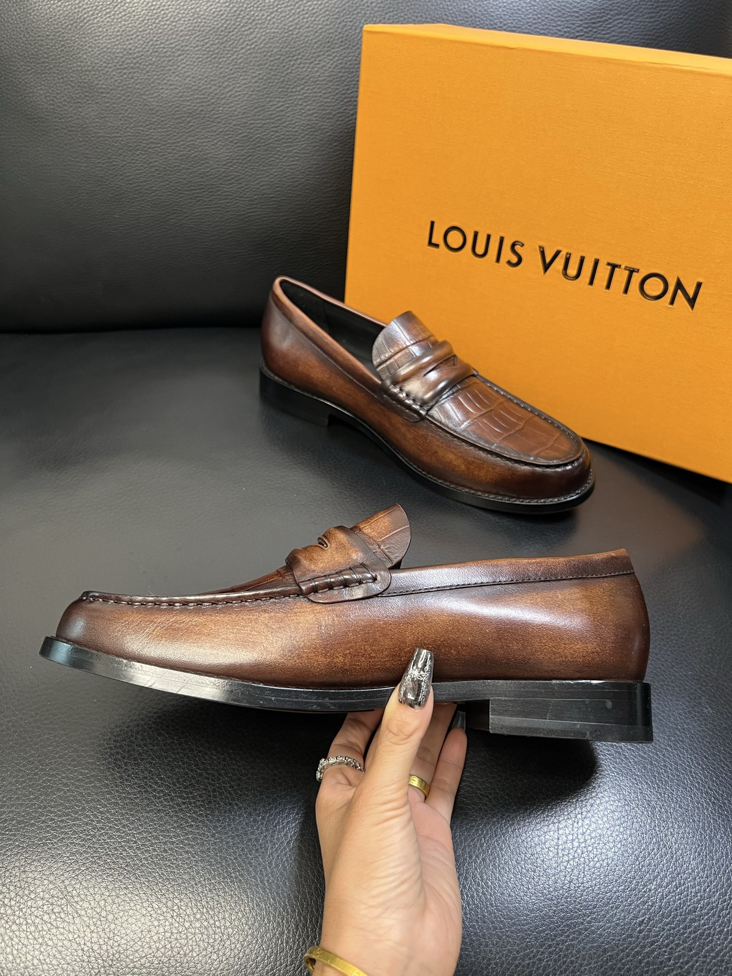 Lv 高品质 顶级工艺品 路易威登 皮鞋专柜同步原厂配置，鞋面意大利进口，进口水染牛皮内里，鞋底：原厂特