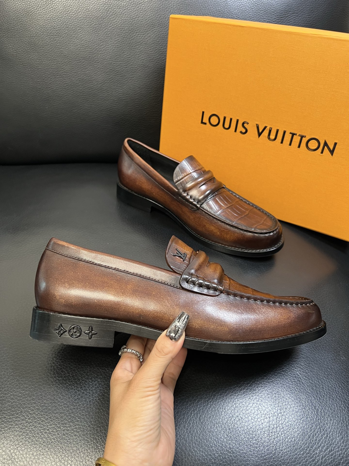 Lv 高品质 顶级工艺品 路易威登 皮鞋专柜同步原厂配置，鞋面意大利进口，进口水染牛皮内里，鞋底：原厂特