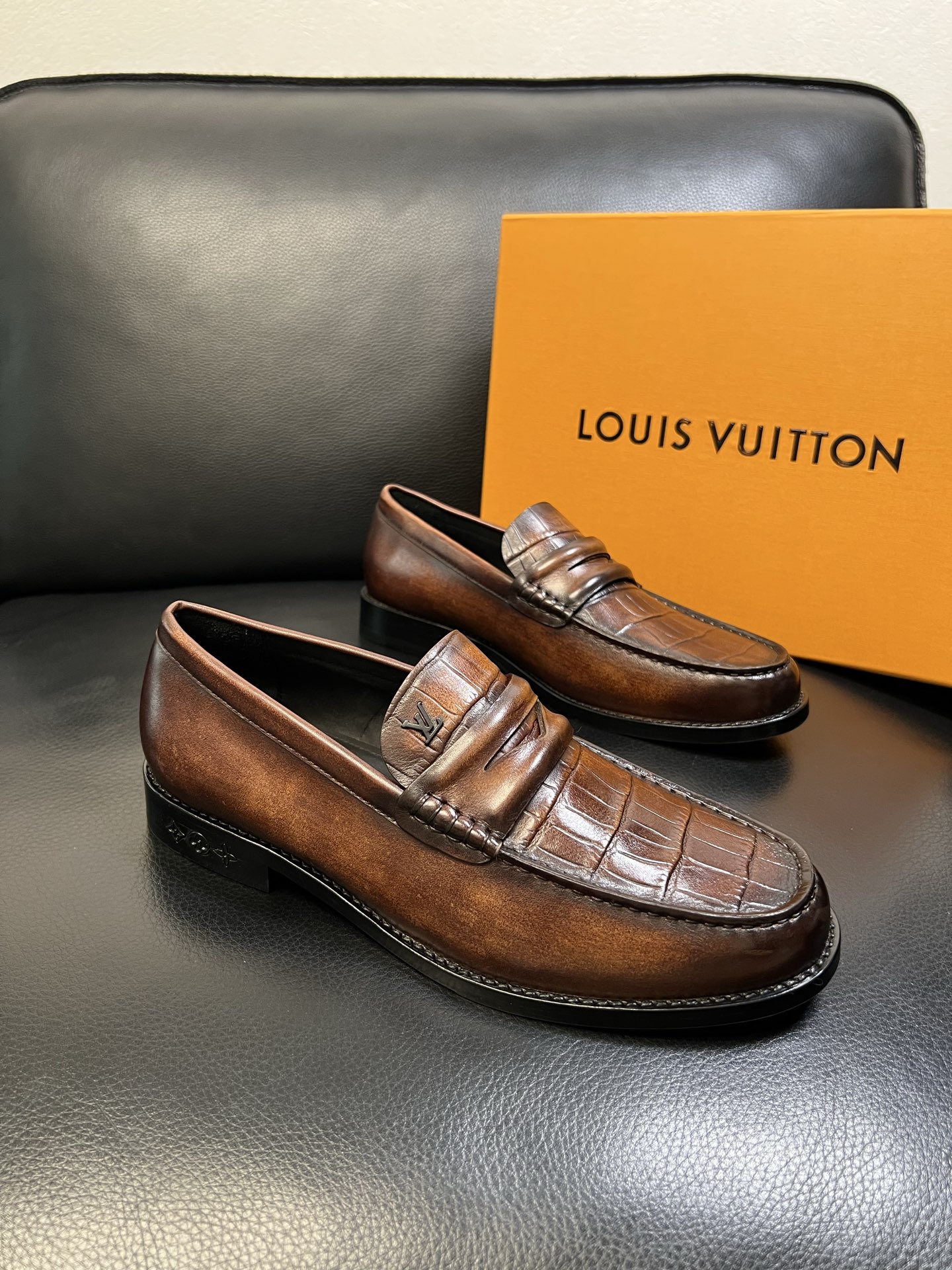 Lv 高品质 顶级工艺品 路易威登 皮鞋专柜同步原厂配置，鞋面意大利进口，进口水染牛皮内里，鞋底：原厂特