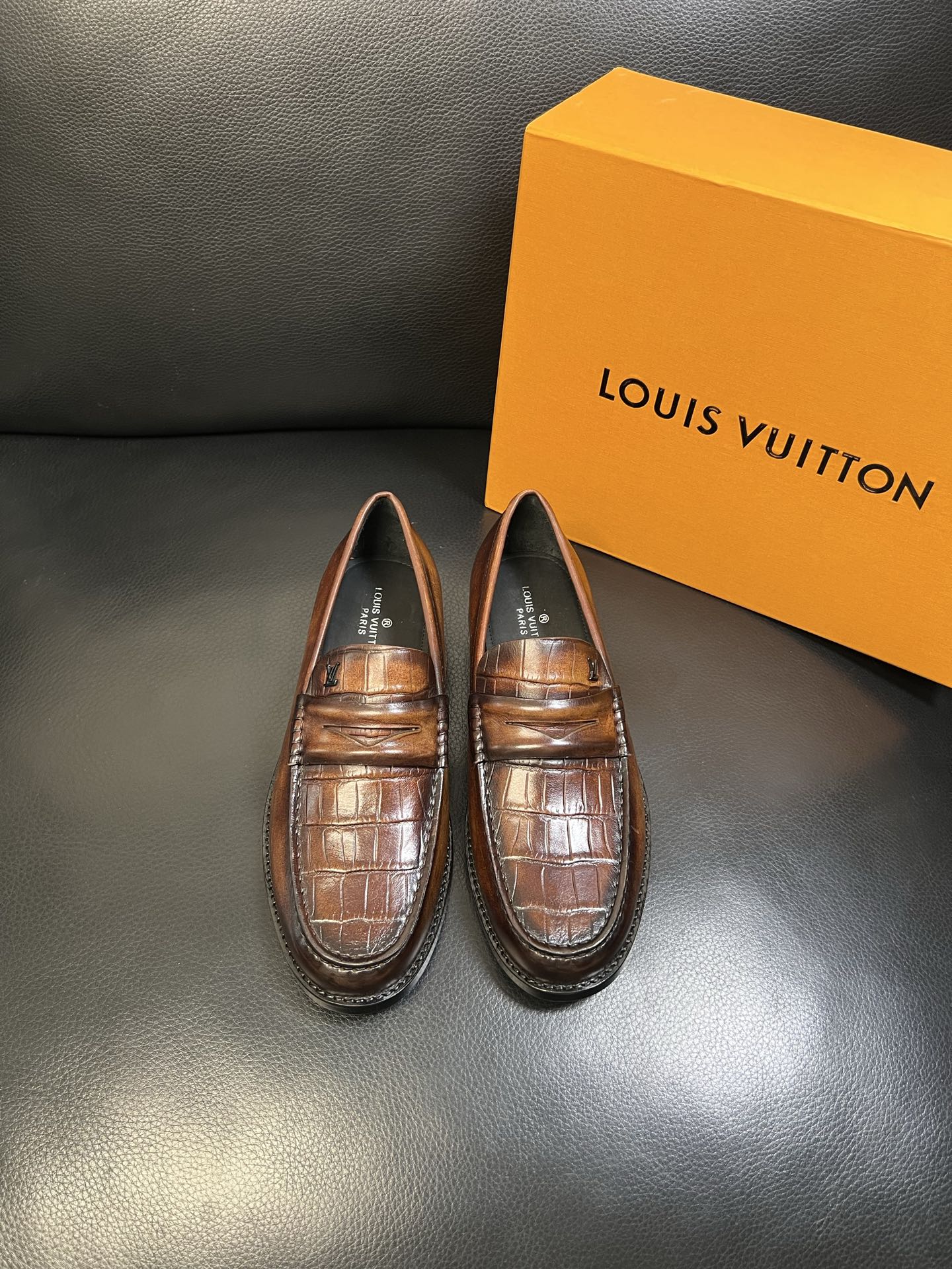 Lv 高品质 顶级工艺品 路易威登 皮鞋专柜同步原厂配置，鞋面意大利进口，进口水染牛皮内里，鞋底：原厂特