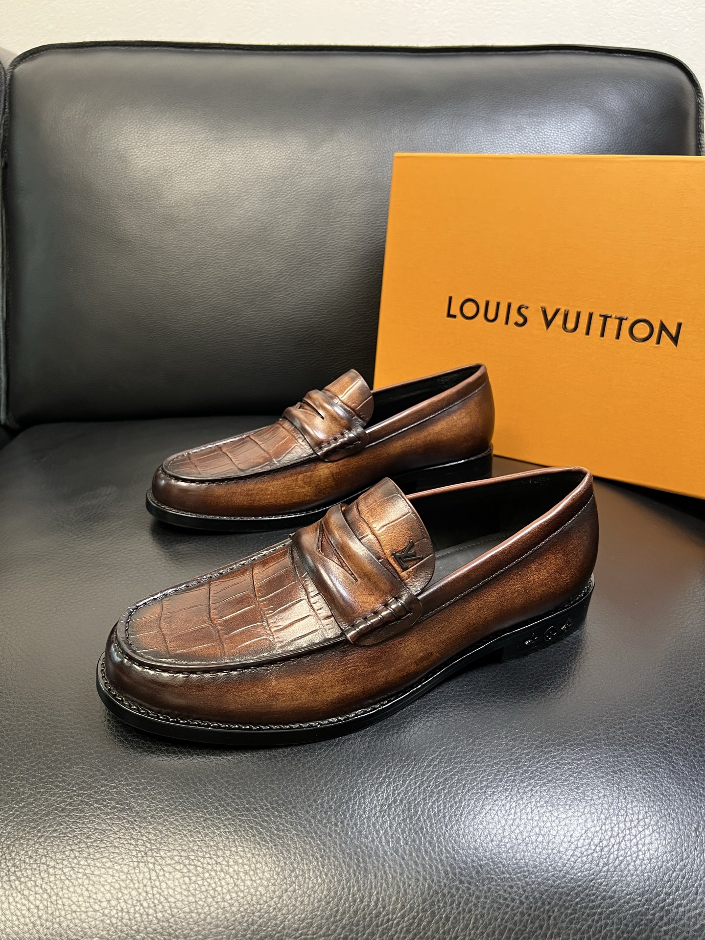 Lv 高品质 顶级工艺品 路易威登 皮鞋专柜同步原厂配置，鞋面意大利进口，进口水染牛皮内里，鞋底：原厂特