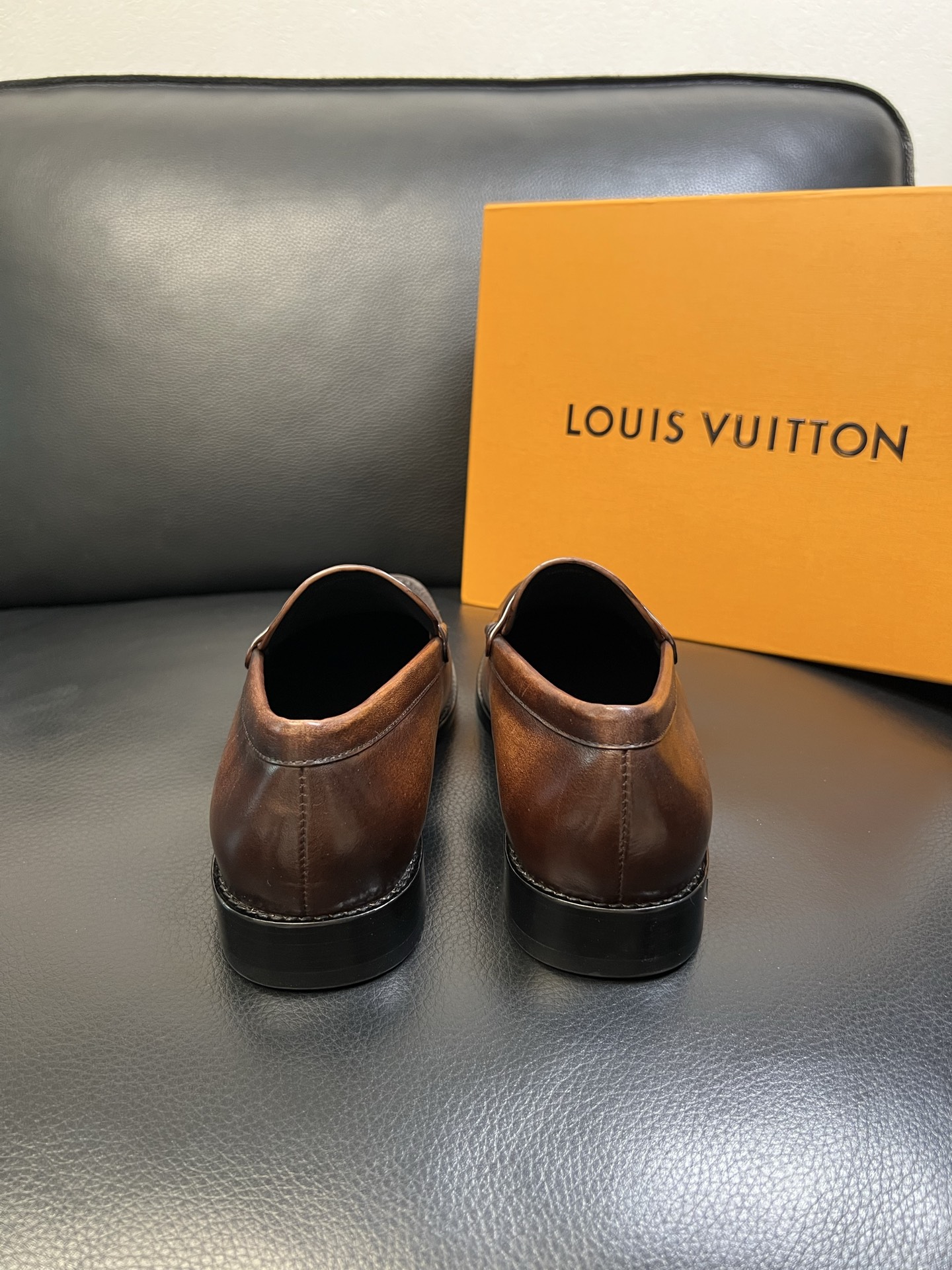 Lv 高品质 顶级工艺品 路易威登 皮鞋专柜同步原厂配置，鞋面意大利进口，进口水染牛皮内里，鞋底：原厂特