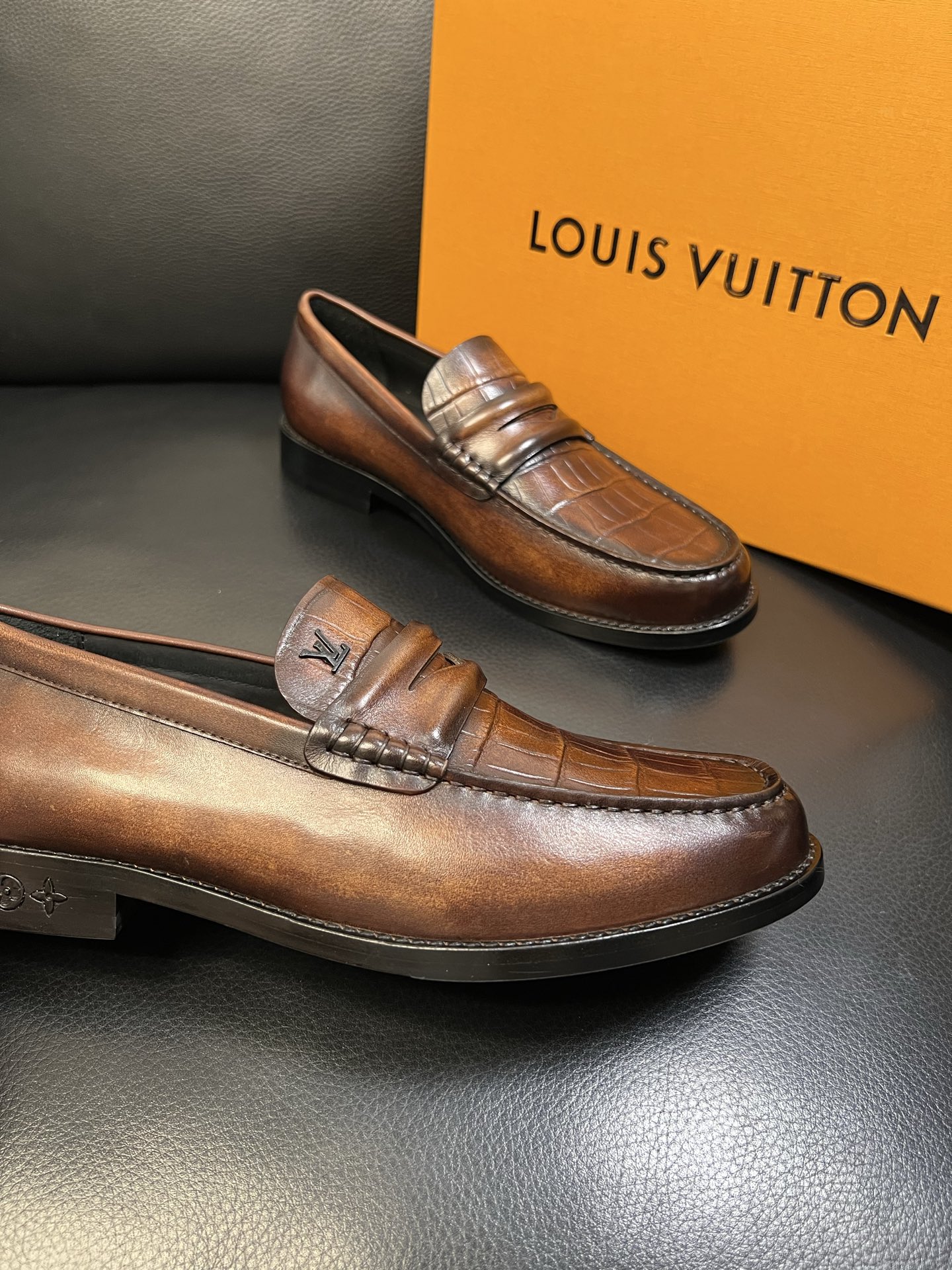 Lv 高品质 顶级工艺品 路易威登 皮鞋专柜同步原厂配置，鞋面意大利进口，进口水染牛皮内里，鞋底：原厂特