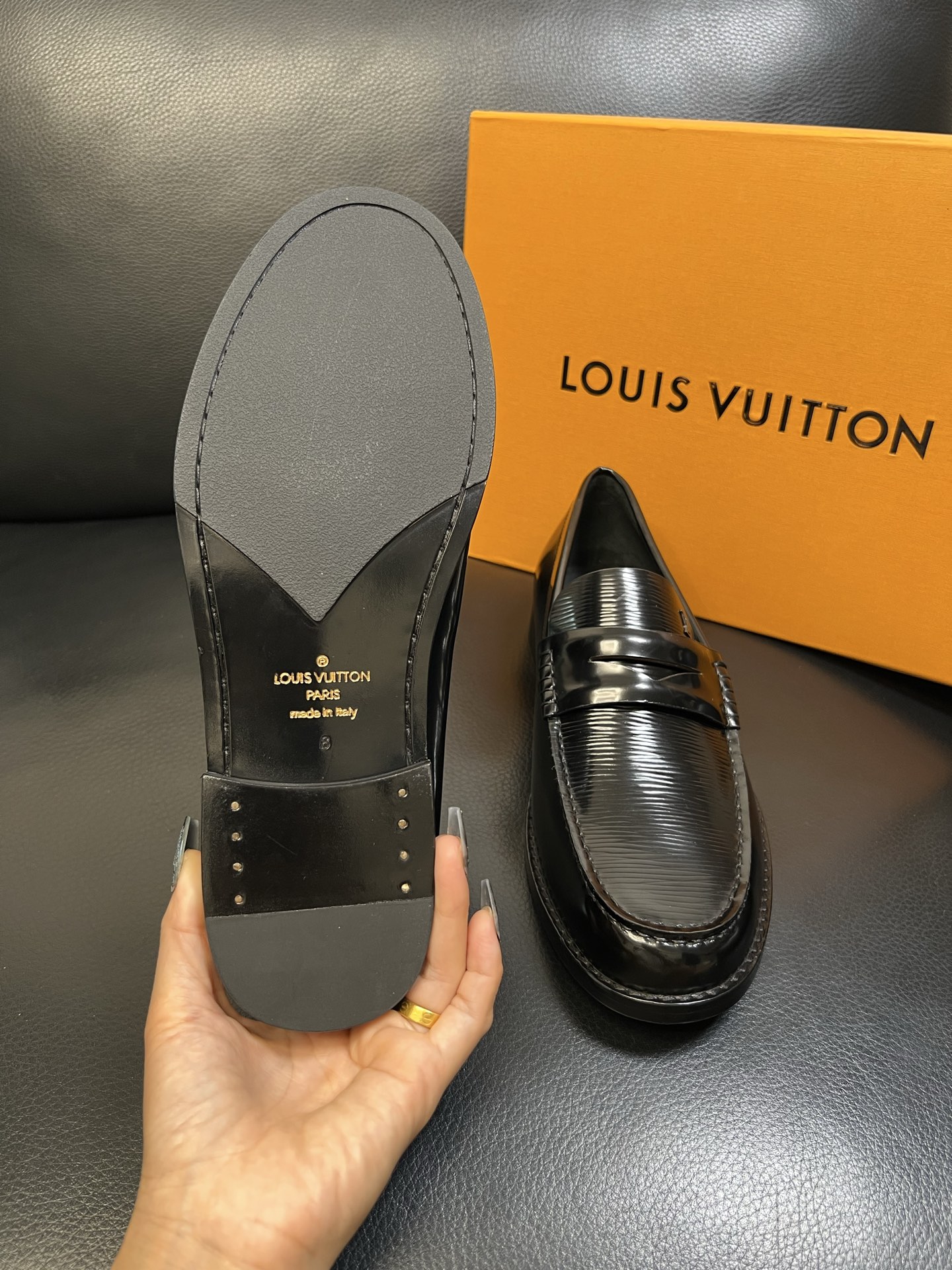 Lv 高品质 顶级工艺品 路易威登 皮鞋专柜同步原厂配置，鞋面意大利进口，进口水染牛皮内里，鞋底：原厂特