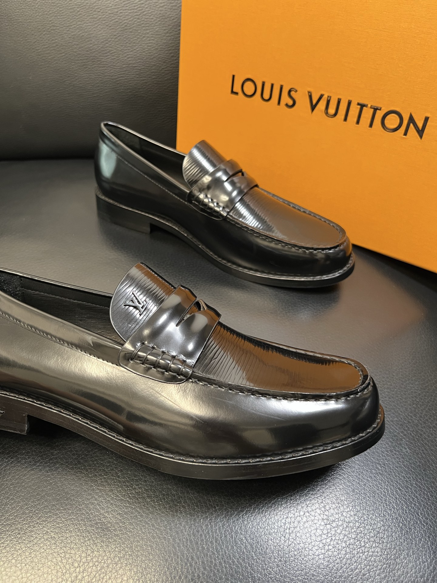 Lv 高品质 顶级工艺品 路易威登 皮鞋专柜同步原厂配置，鞋面意大利进口，进口水染牛皮内里，鞋底：原厂特