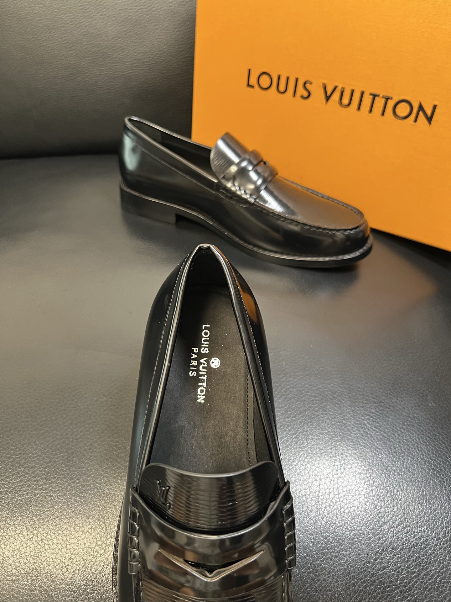 Lv 高品质 顶级工艺品 路易威登 皮鞋专柜同步原厂配置，鞋面意大利进口，进口水染牛皮内里，鞋底：原厂特