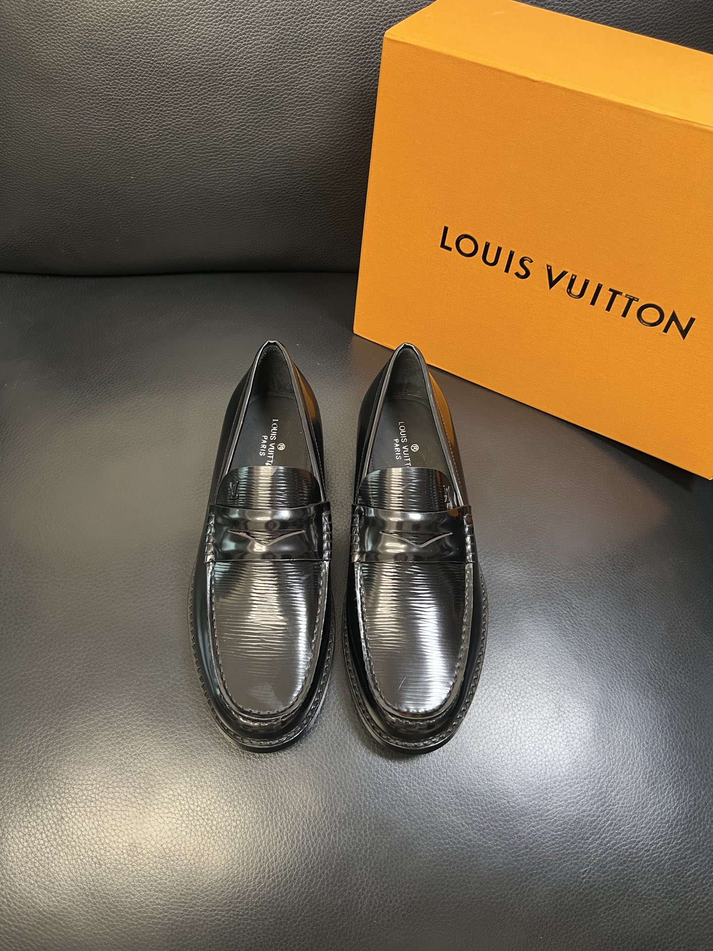 Lv 高品质 顶级工艺品 路易威登 皮鞋专柜同步原厂配置，鞋面意大利进口，进口水染牛皮内里，鞋底：原厂特