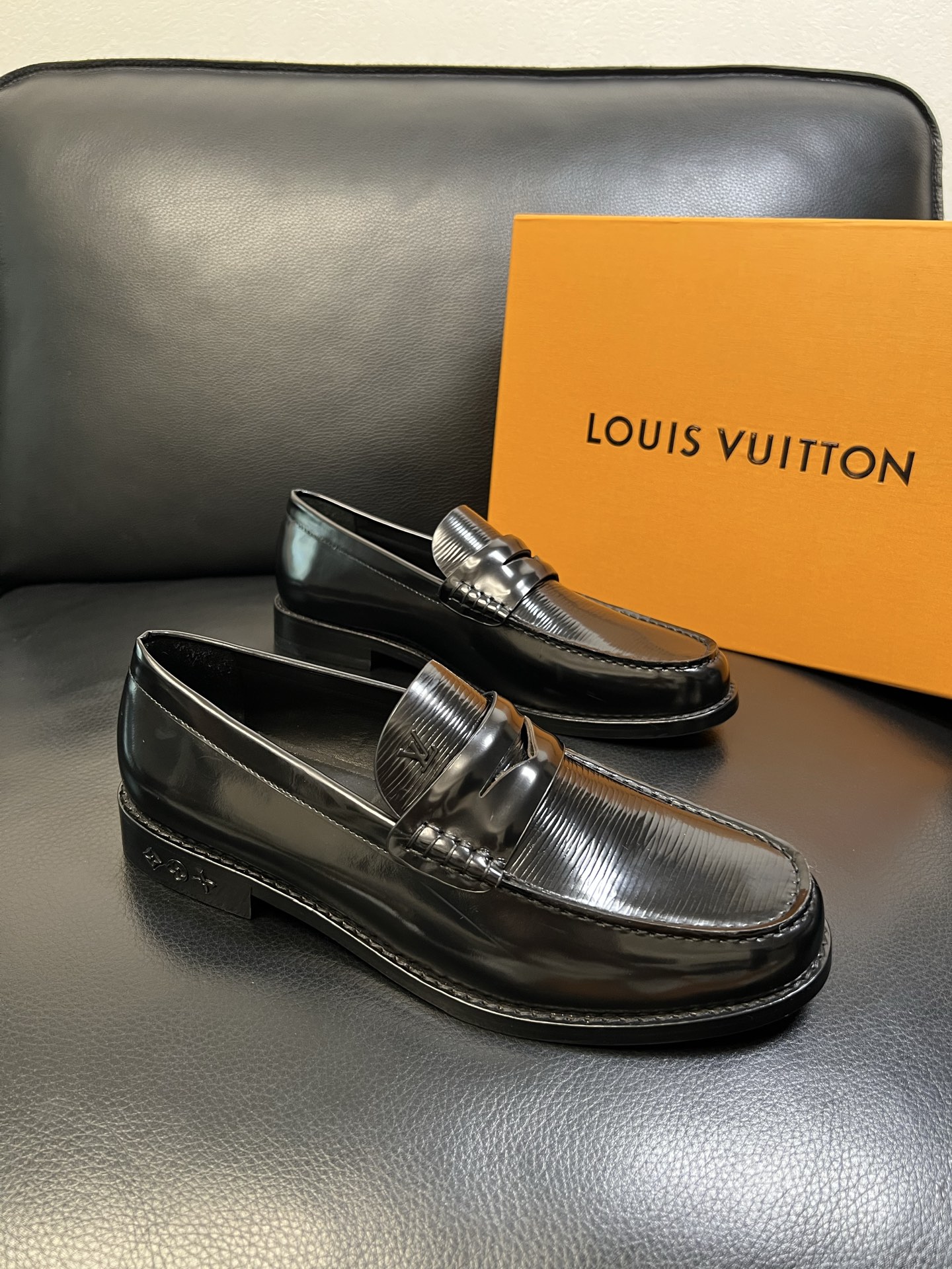 Lv 高品质 顶级工艺品 路易威登 皮鞋专柜同步原厂配置，鞋面意大利进口，进口水染牛皮内里，鞋底：原厂特