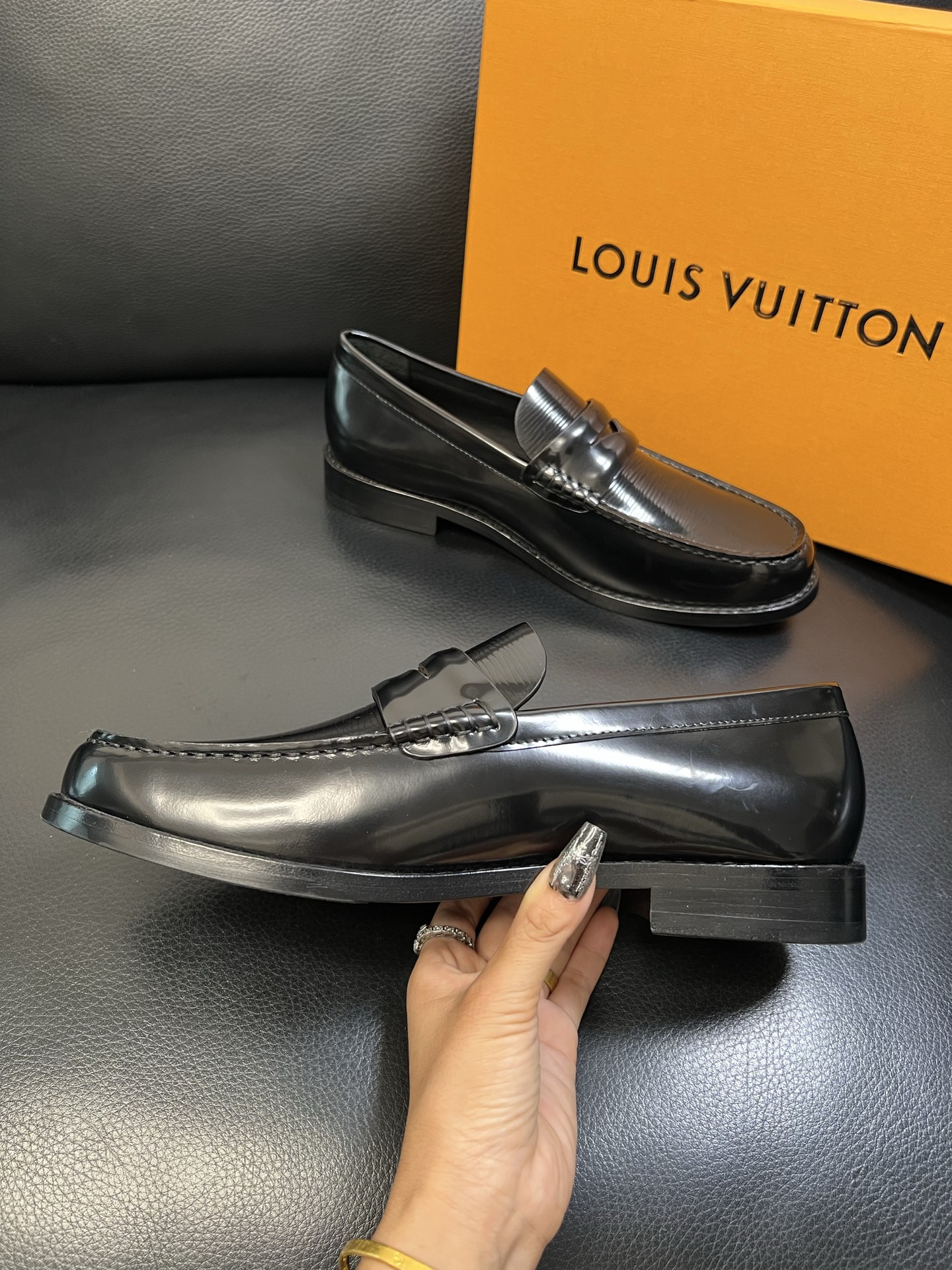 Lv 高品质 顶级工艺品 路易威登 皮鞋专柜同步原厂配置，鞋面意大利进口，进口水染牛皮内里，鞋底：原厂特