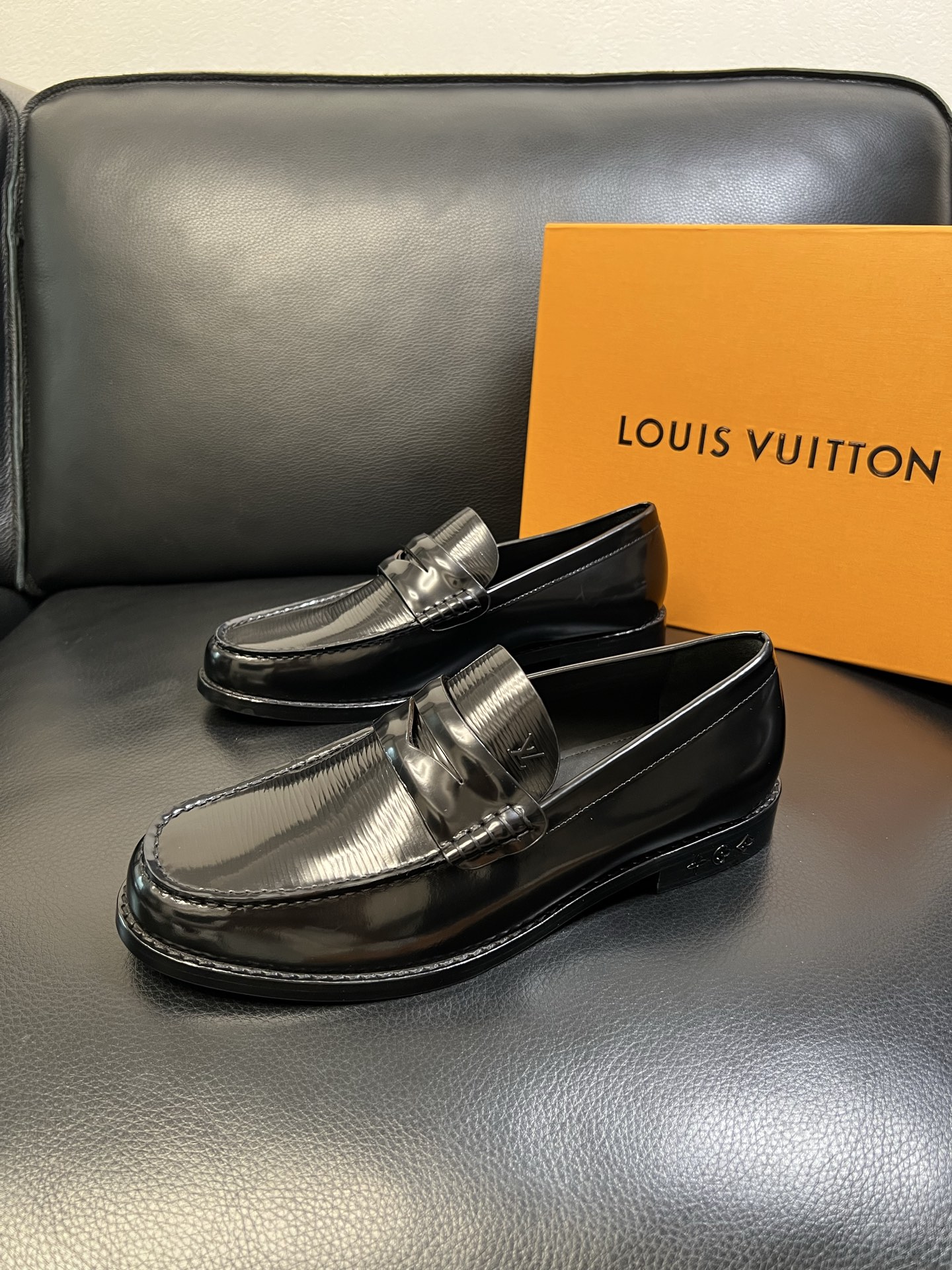 Lv 高品质 顶级工艺品 路易威登 皮鞋专柜同步原厂配置，鞋面意大利进口，进口水染牛皮内里，鞋底：原厂特