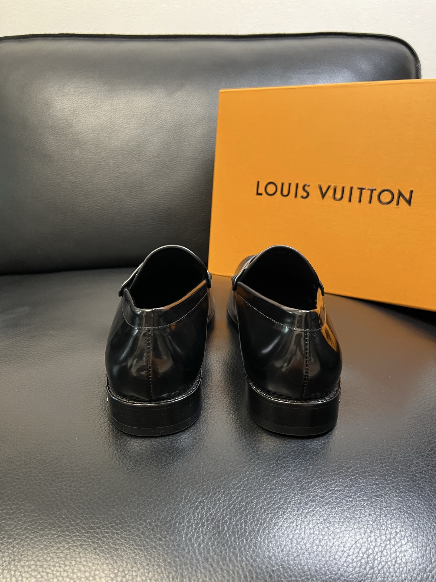 Lv 高品质 顶级工艺品 路易威登 皮鞋专柜同步原厂配置，鞋面意大利进口，进口水染牛皮内里，鞋底：原厂特