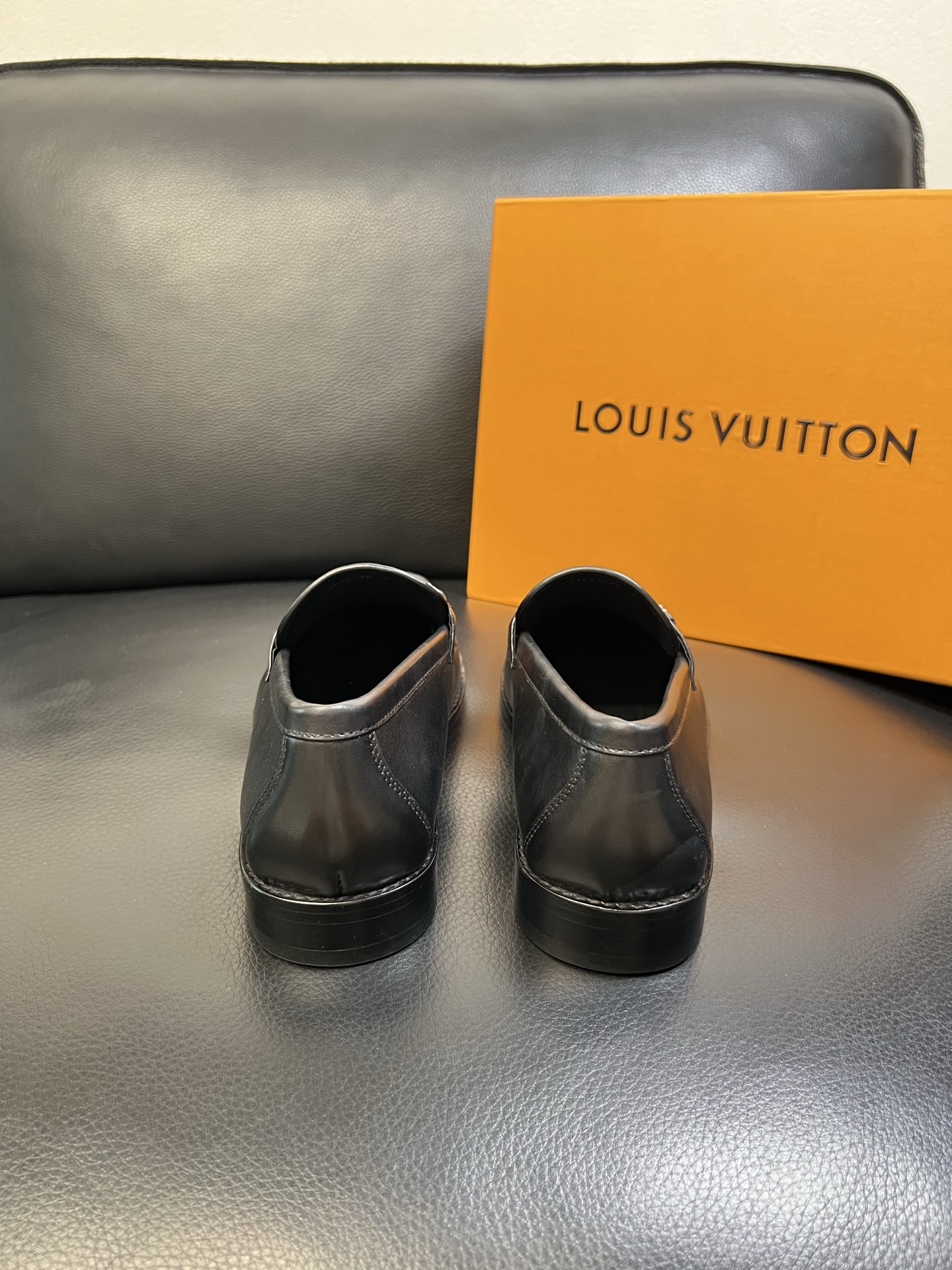 Lv 高品质 顶级工艺品 路易威登 皮鞋专柜同步原厂配置，鞋面意大利进口，进口水染牛皮内里，鞋底：原厂特