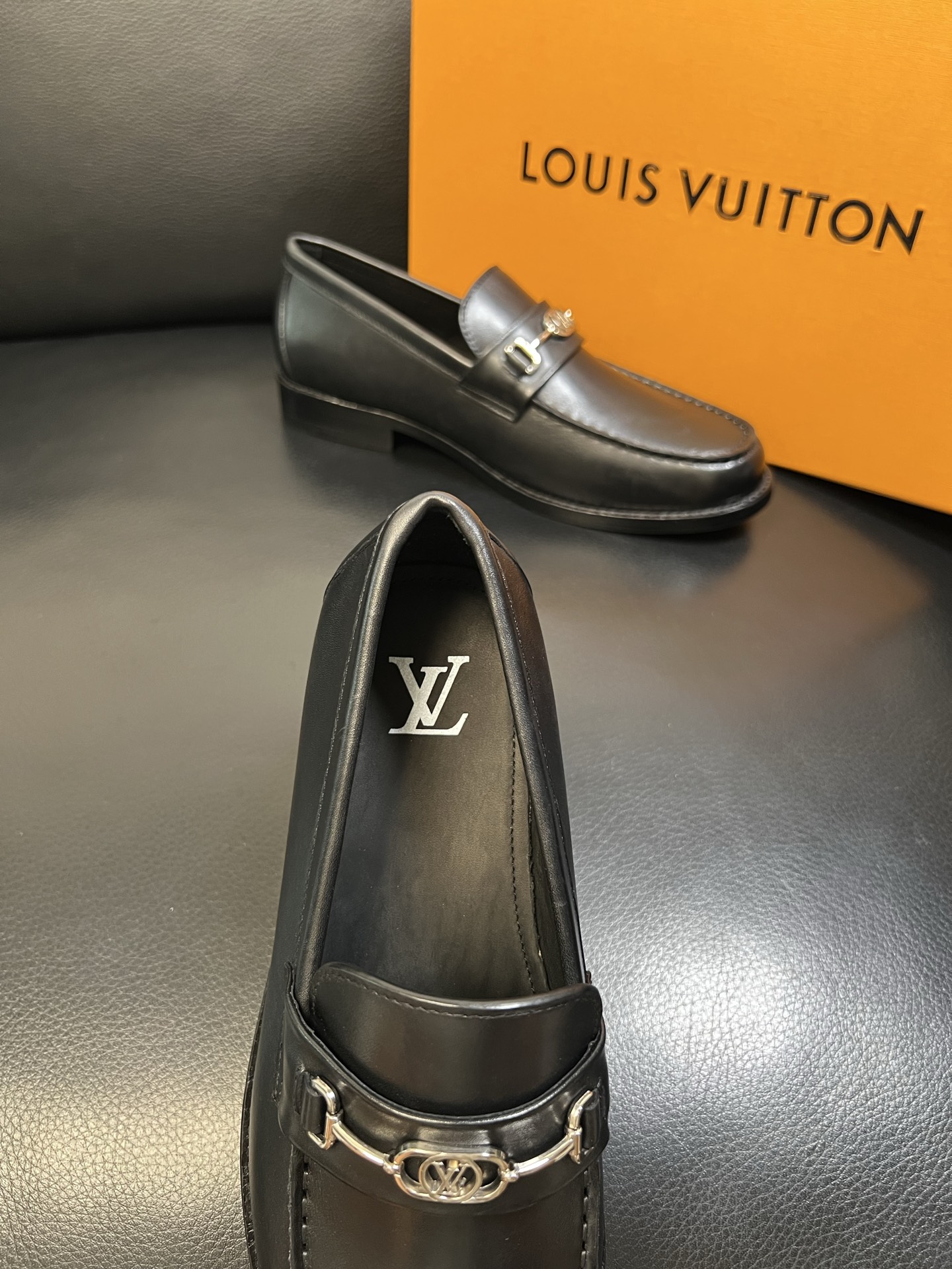 Lv 高品质 顶级工艺品 路易威登 皮鞋专柜同步原厂配置，鞋面意大利进口，进口水染牛皮内里，鞋底：原厂特