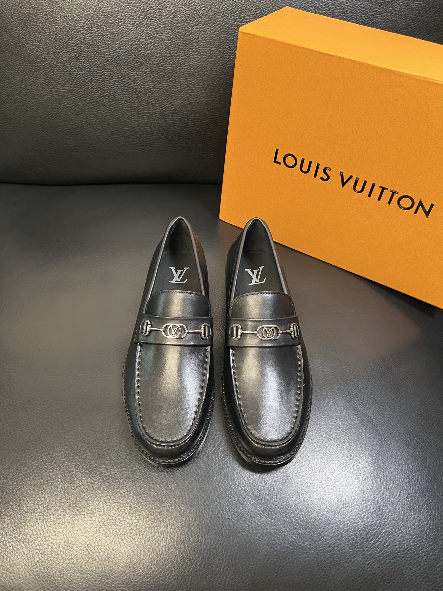 Lv 高品质 顶级工艺品 路易威登 皮鞋专柜同步原厂配置，鞋面意大利进口，进口水染牛皮内里，鞋底：原厂特