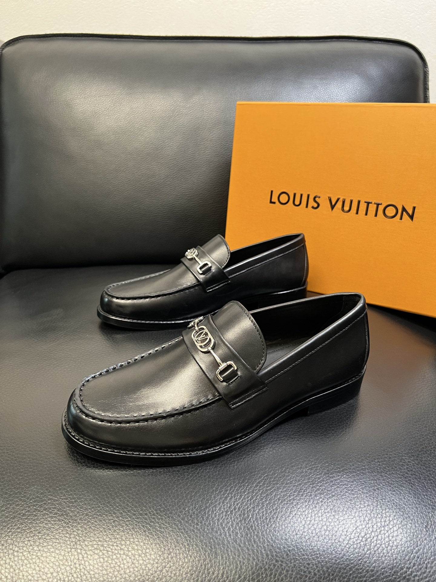 Lv 高品质 顶级工艺品 路易威登 皮鞋专柜同步原厂配置，鞋面意大利进口，进口水染牛皮内里，鞋底：原厂特