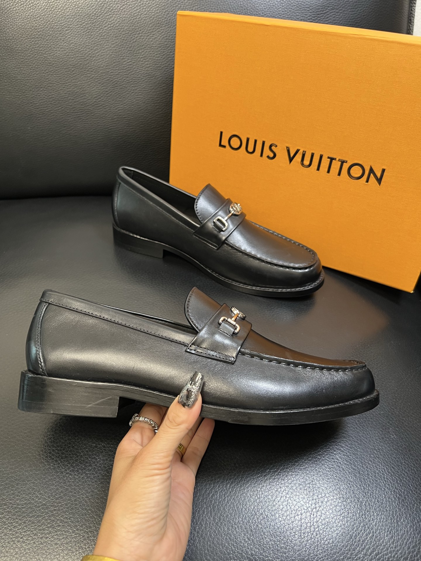 Lv 高品质 顶级工艺品 路易威登 皮鞋专柜同步原厂配置，鞋面意大利进口，进口水染牛皮内里，鞋底：原厂特