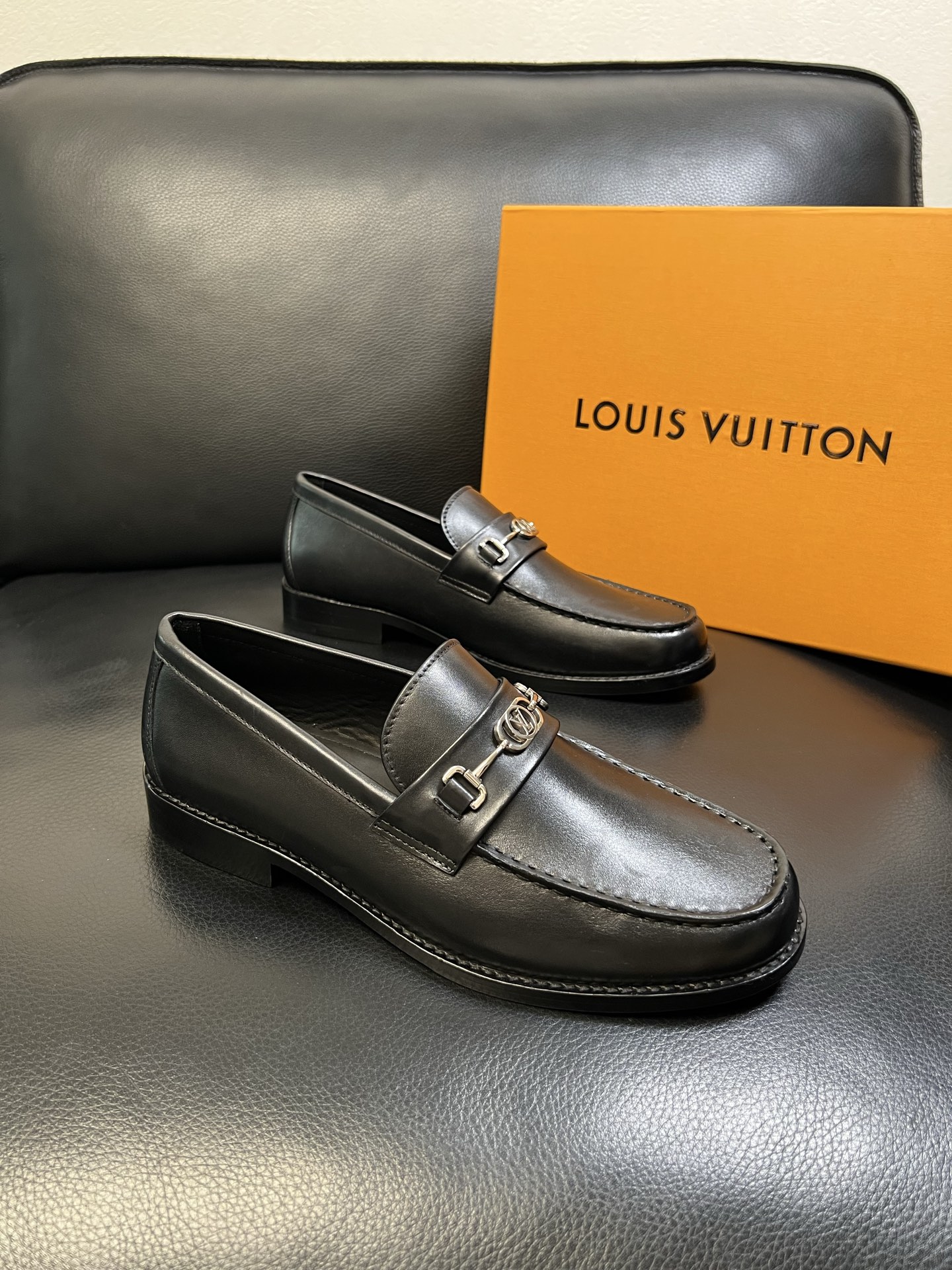 Lv 高品质 顶级工艺品 路易威登 皮鞋专柜同步原厂配置，鞋面意大利进口，进口水染牛皮内里，鞋底：原厂特