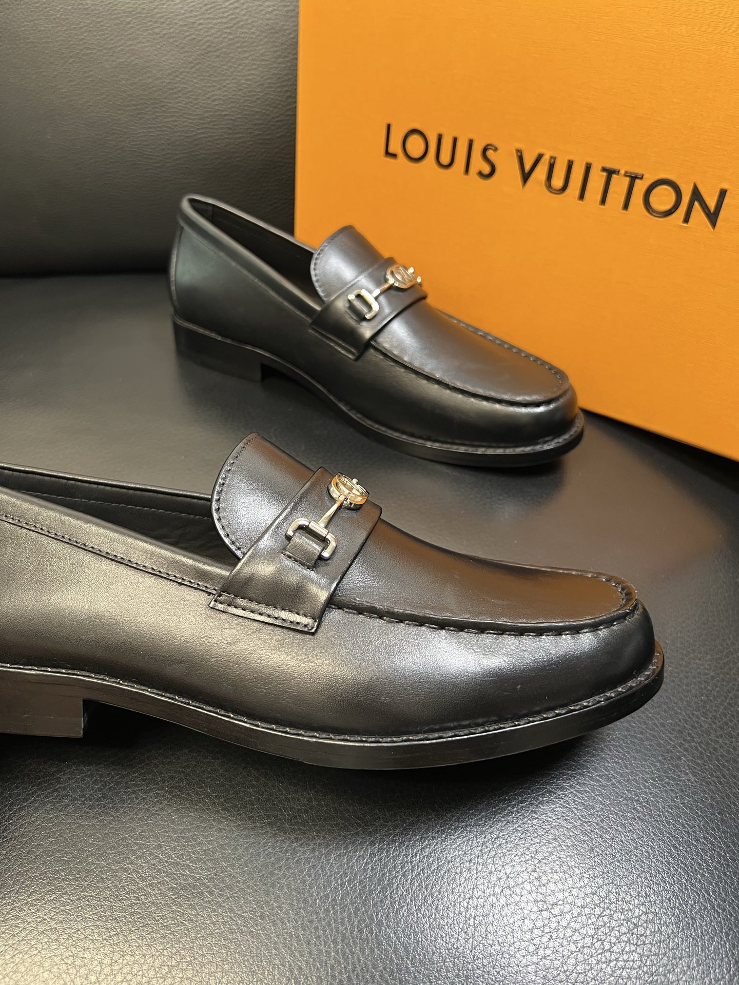 Lv 高品质 顶级工艺品 路易威登 皮鞋专柜同步原厂配置，鞋面意大利进口，进口水染牛皮内里，鞋底：原厂特