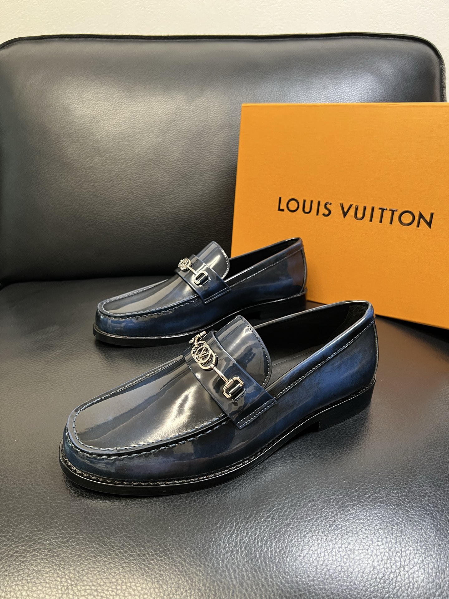 Lv 高品质 顶级工艺品 路易威登 皮鞋专柜同步原厂配置，鞋面意大利进口，进口水染牛皮内里，鞋底：原厂特