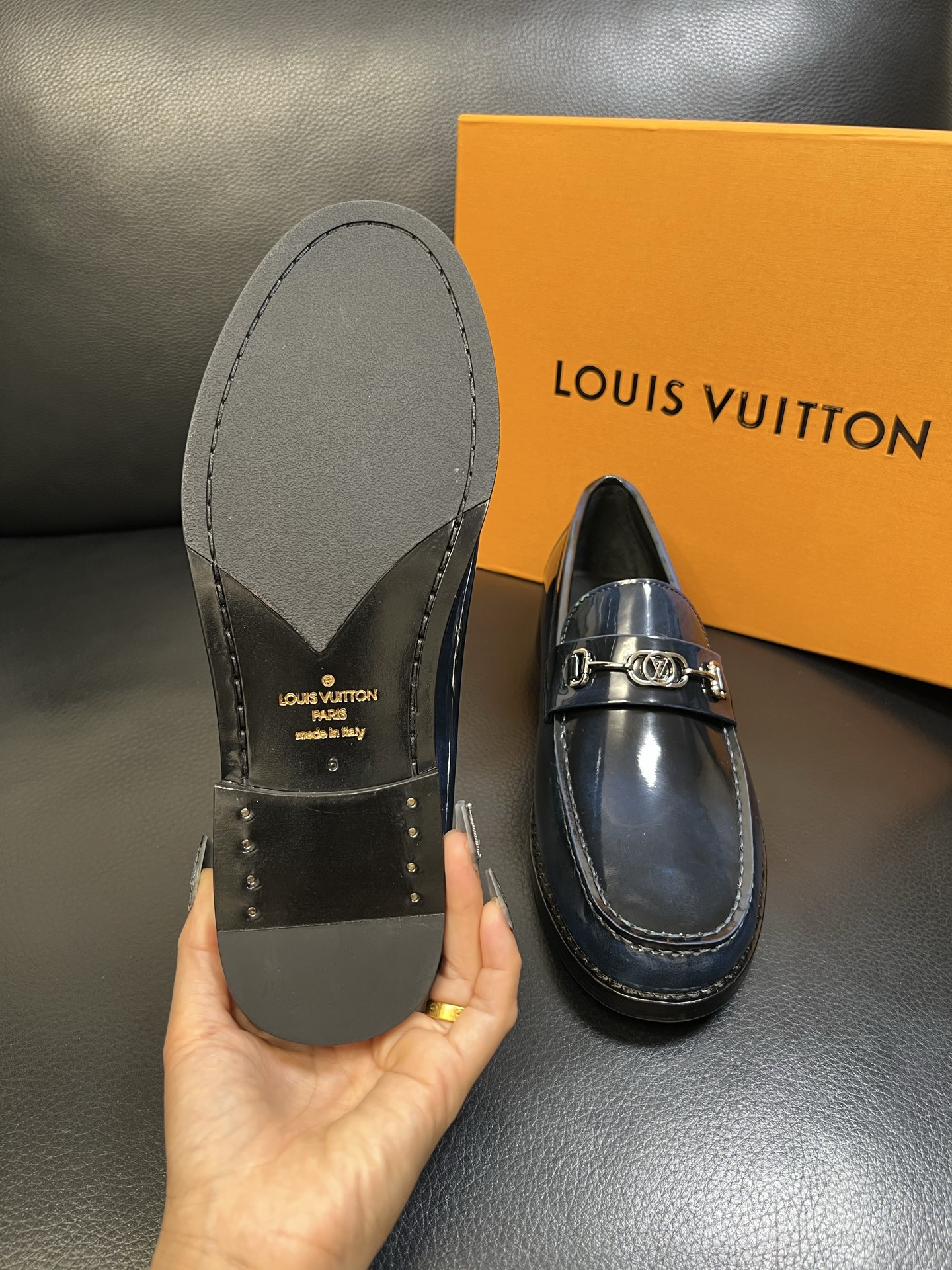 Lv 高品质 顶级工艺品 路易威登 皮鞋专柜同步原厂配置，鞋面意大利进口，进口水染牛皮内里，鞋底：原厂特