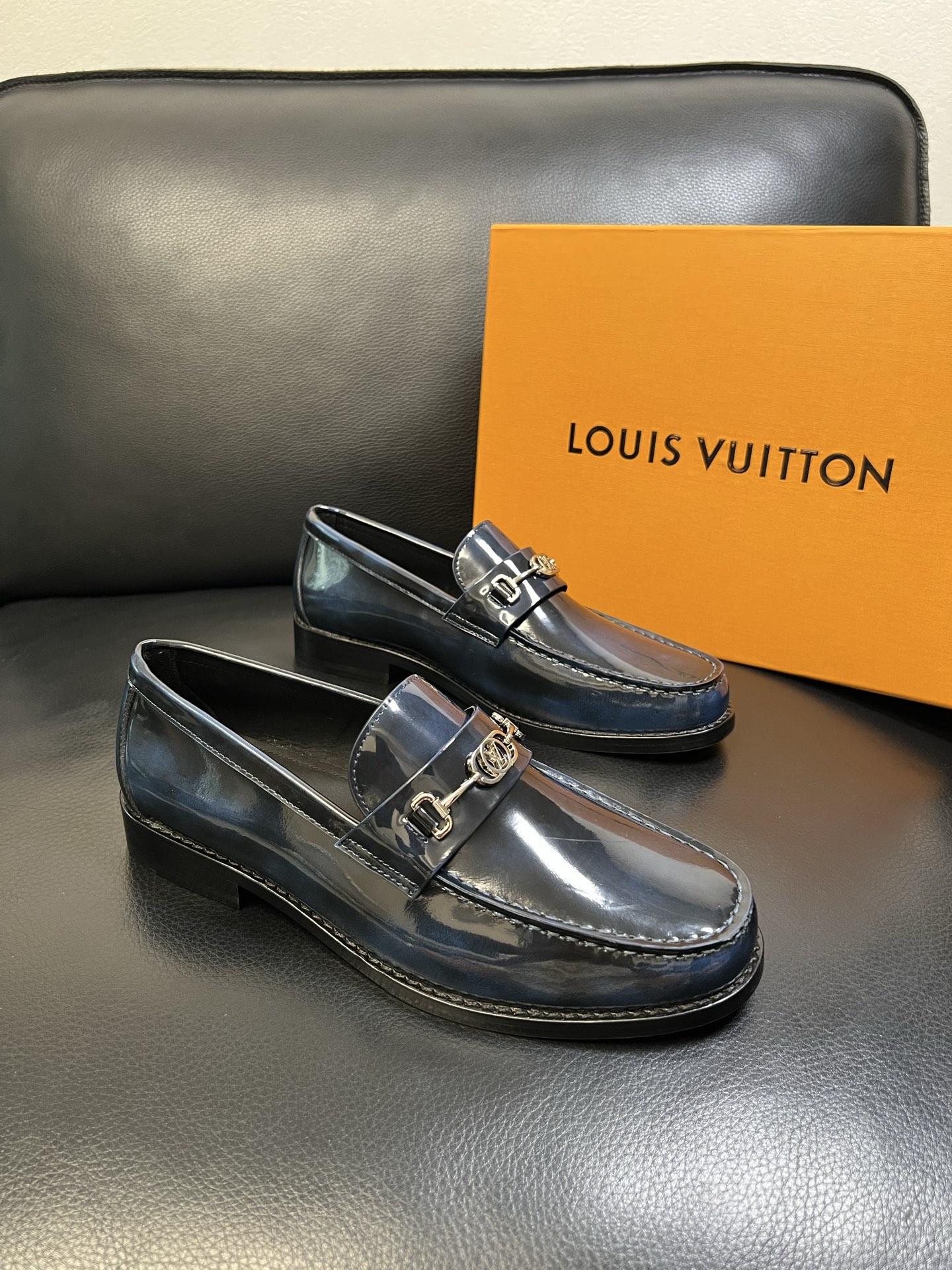 Lv 高品质 顶级工艺品 路易威登 皮鞋专柜同步原厂配置，鞋面意大利进口，进口水染牛皮内里，鞋底：原厂特