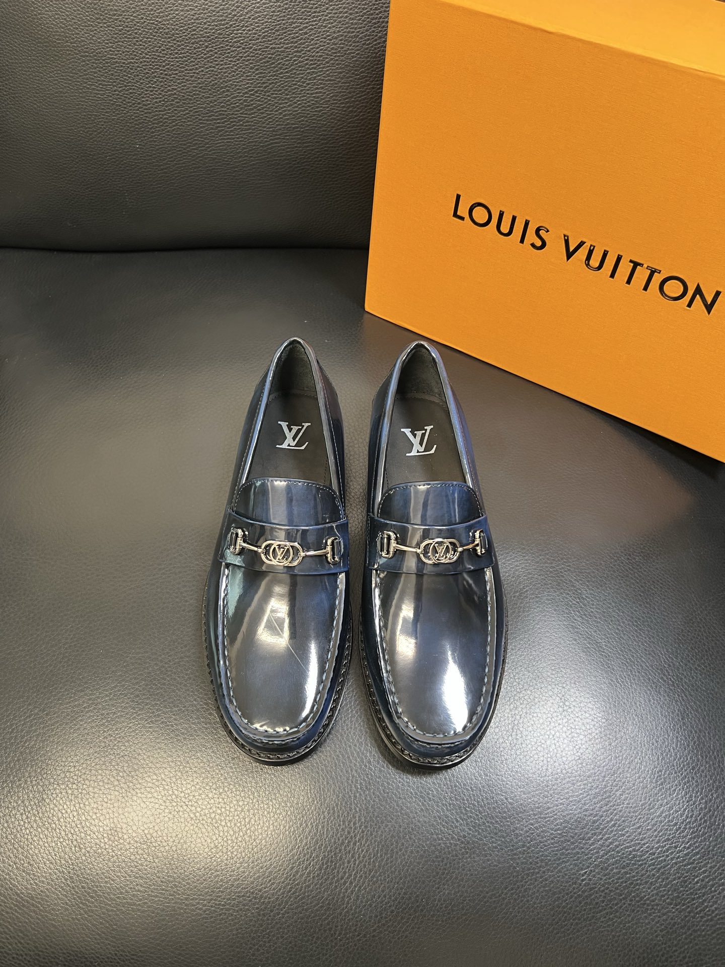 Lv 高品质 顶级工艺品 路易威登 皮鞋专柜同步原厂配置，鞋面意大利进口，进口水染牛皮内里，鞋底：原厂特