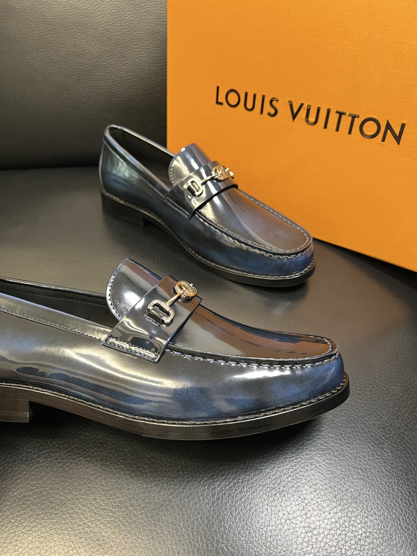 Lv 高品质 顶级工艺品 路易威登 皮鞋专柜同步原厂配置，鞋面意大利进口，进口水染牛皮内里，鞋底：原厂特