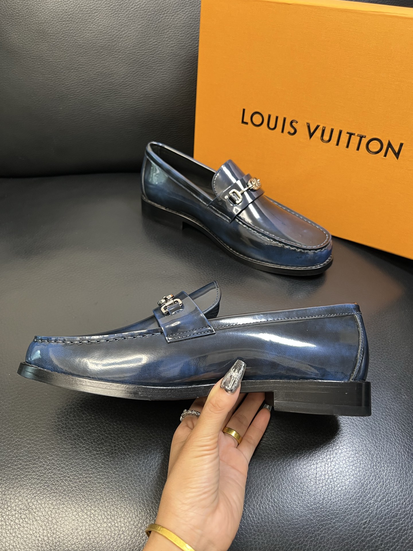 Lv 高品质 顶级工艺品 路易威登 皮鞋专柜同步原厂配置，鞋面意大利进口，进口水染牛皮内里，鞋底：原厂特