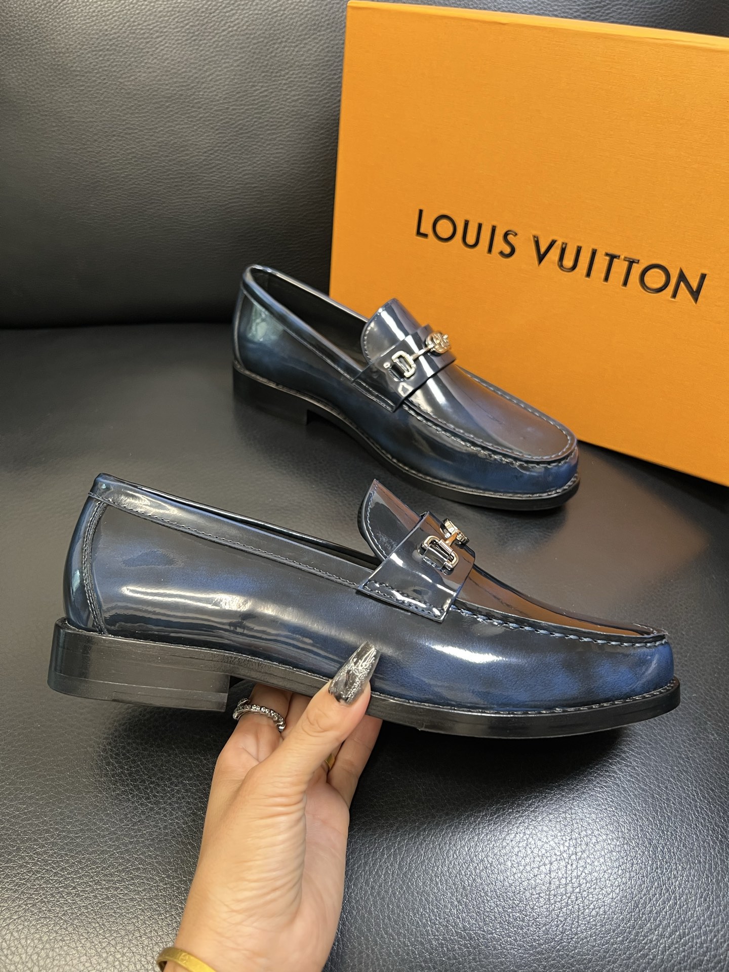 Lv 高品质 顶级工艺品 路易威登 皮鞋专柜同步原厂配置，鞋面意大利进口，进口水染牛皮内里，鞋底：原厂特