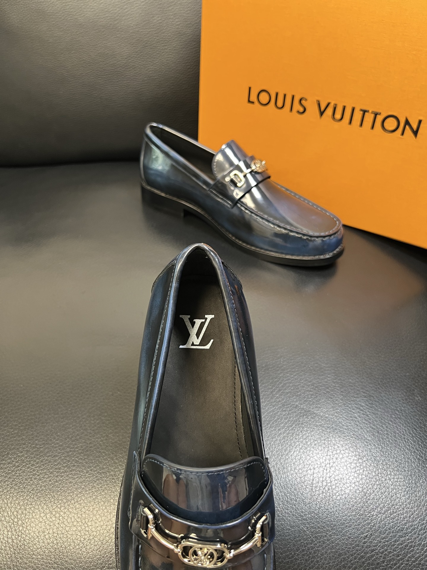 Lv 高品质 顶级工艺品 路易威登 皮鞋专柜同步原厂配置，鞋面意大利进口，进口水染牛皮内里，鞋底：原厂特