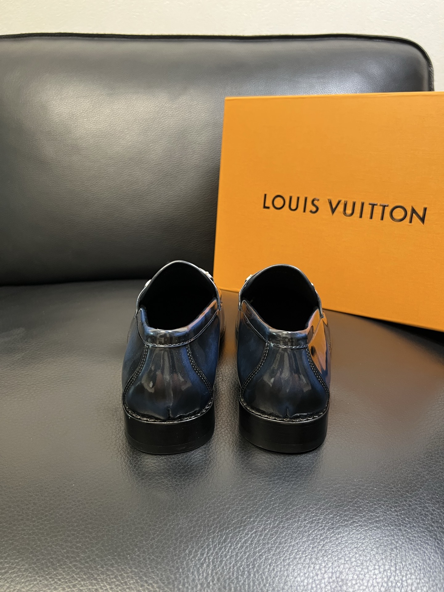 Lv 高品质 顶级工艺品 路易威登 皮鞋专柜同步原厂配置，鞋面意大利进口，进口水染牛皮内里，鞋底：原厂特