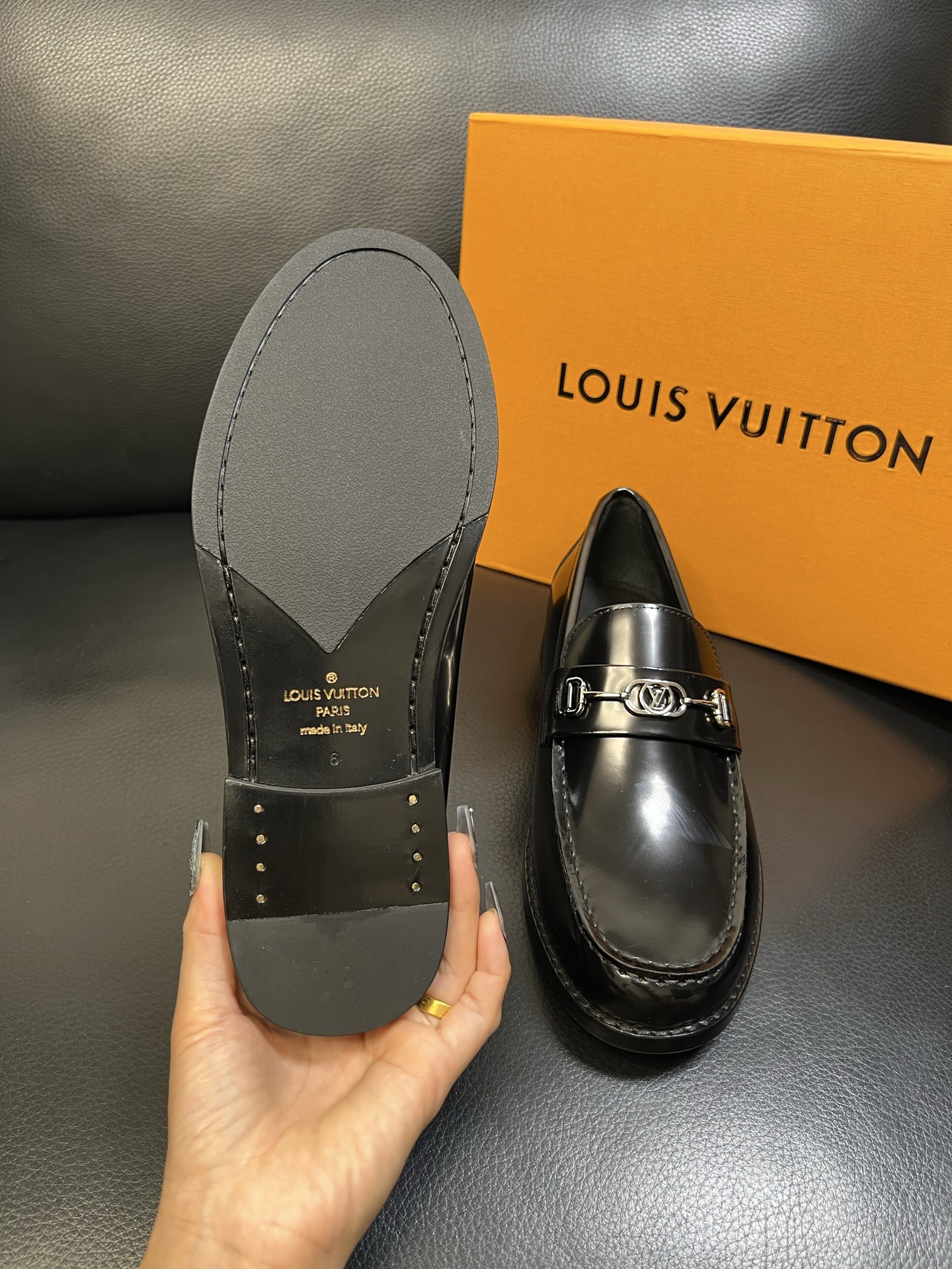 Lv 高品质 顶级工艺品 路易威登 皮鞋专柜同步原厂配置，鞋面意大利进口，进口水染牛皮内里，鞋底：原厂特