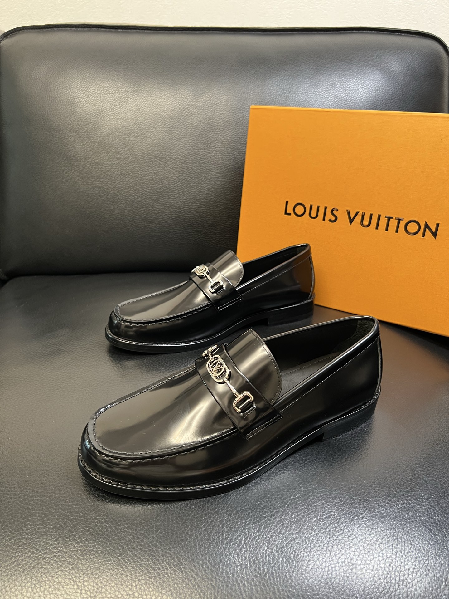 Lv 高品质 顶级工艺品 路易威登 皮鞋专柜同步原厂配置，鞋面意大利进口，进口水染牛皮内里，鞋底：原厂特