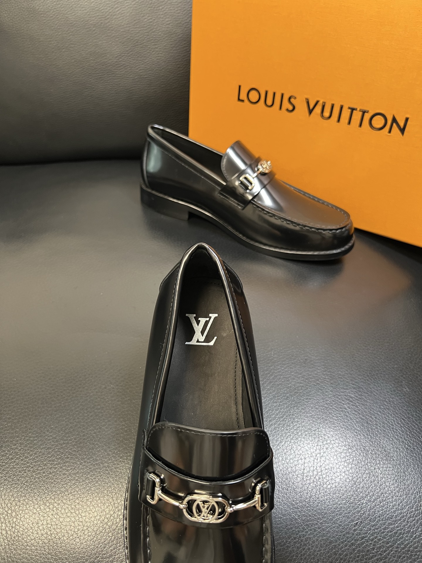 Lv 高品质 顶级工艺品 路易威登 皮鞋专柜同步原厂配置，鞋面意大利进口，进口水染牛皮内里，鞋底：原厂特