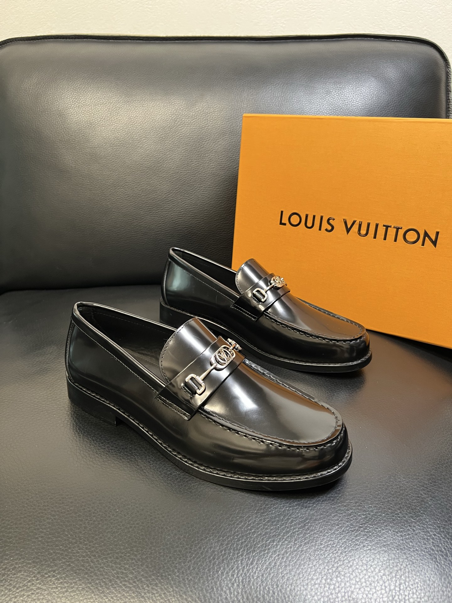 NO:555676,Lv high quality top handicraft Louis Vuitton leather shoes counter with original configuration, uppers imported from Italy, imported water-dyed cowhide lining, soles specially supplied with original genuine leather soles, original factory and single goods, welcome to compare, code number 39-44 (customized 38 45 46),, louis vuitton, louis vuitton, cowhide19860909Lv 高品质 顶级工艺品路易威登 皮鞋专柜同步原厂配置,鞋面意大利进口,进口水染牛皮内里,鞋底原厂特供原版真皮底,原厂跟单货,欢迎对比,码数 39-44（订做38 45 46）,,louis vuitton,louis vuitton,cowhide,Men's shoes