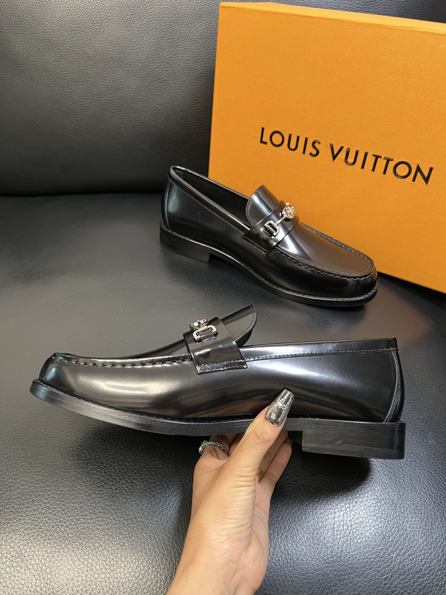 Lv 高品质 顶级工艺品 路易威登 皮鞋专柜同步原厂配置，鞋面意大利进口，进口水染牛皮内里，鞋底：原厂特