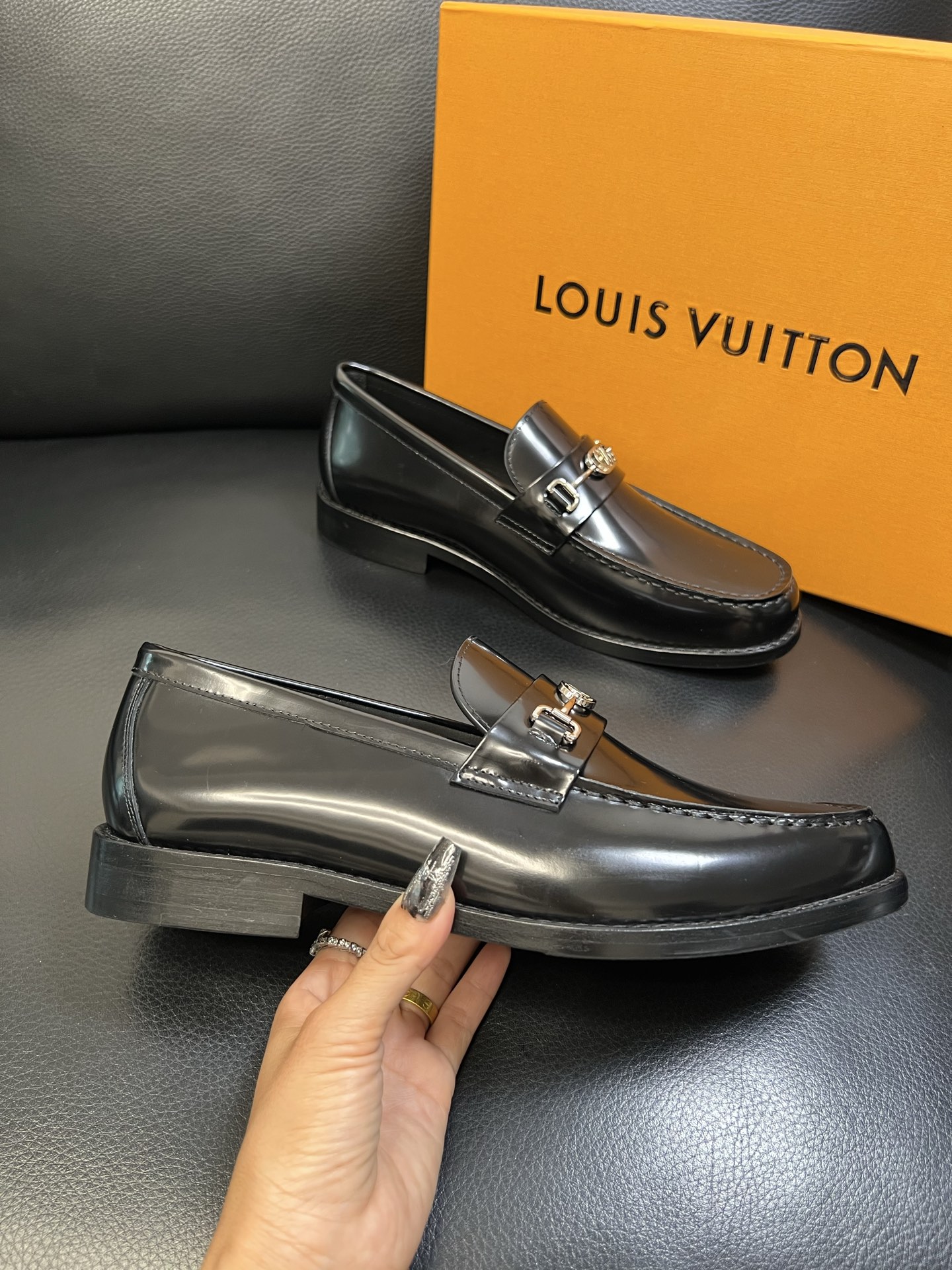 Lv 高品质 顶级工艺品 路易威登 皮鞋专柜同步原厂配置，鞋面意大利进口，进口水染牛皮内里，鞋底：原厂特