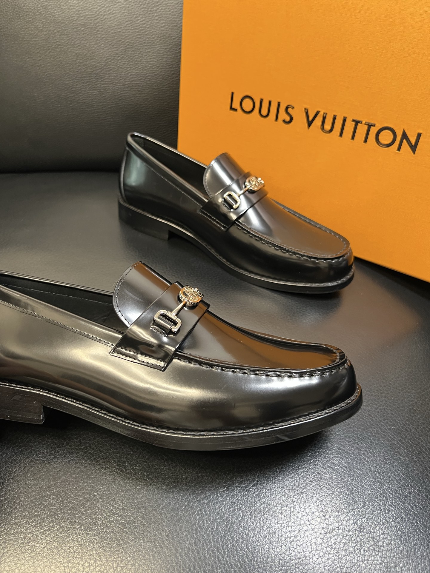 Lv 高品质 顶级工艺品 路易威登 皮鞋专柜同步原厂配置，鞋面意大利进口，进口水染牛皮内里，鞋底：原厂特