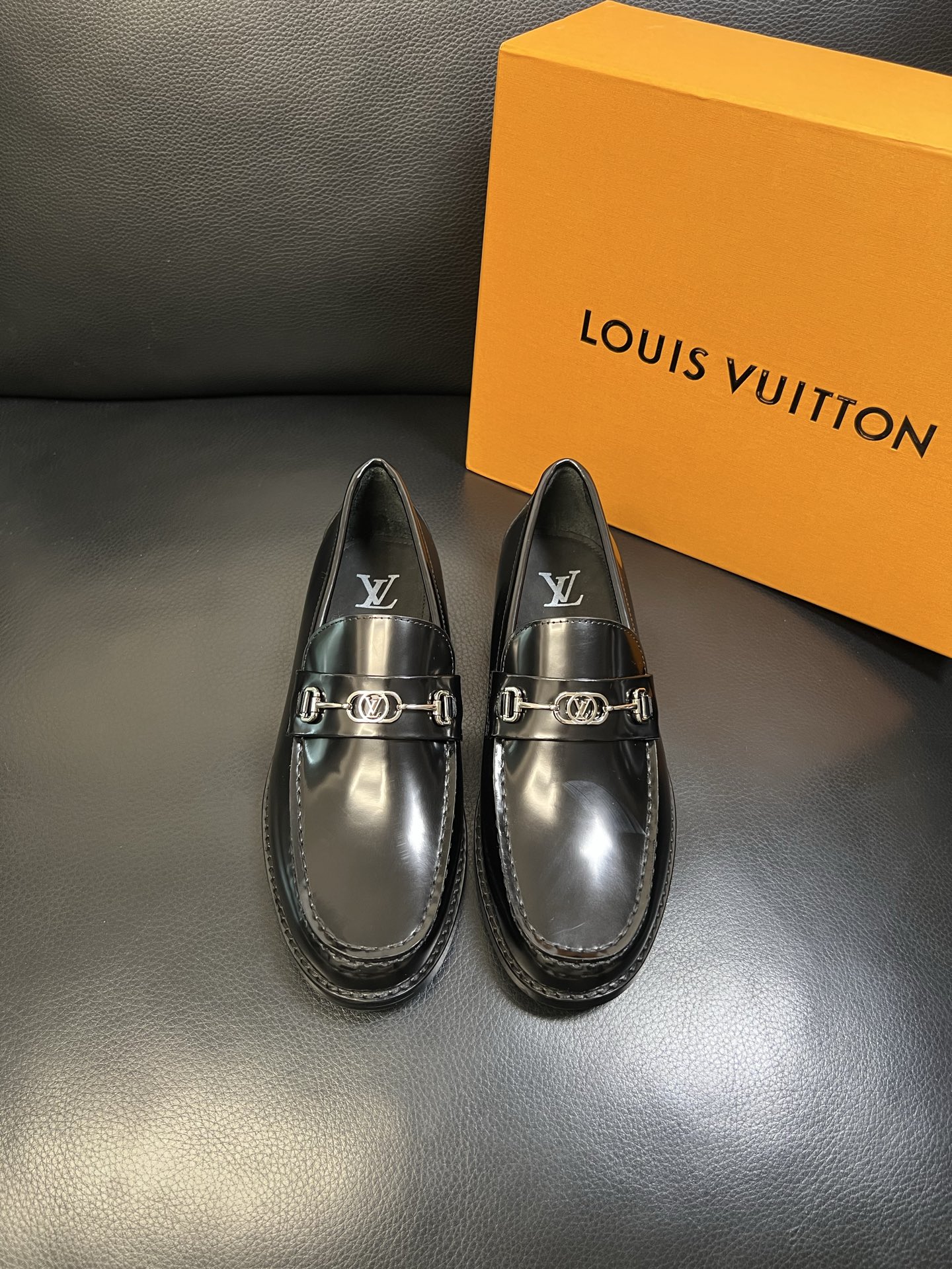 Lv 高品质 顶级工艺品 路易威登 皮鞋专柜同步原厂配置，鞋面意大利进口，进口水染牛皮内里，鞋底：原厂特