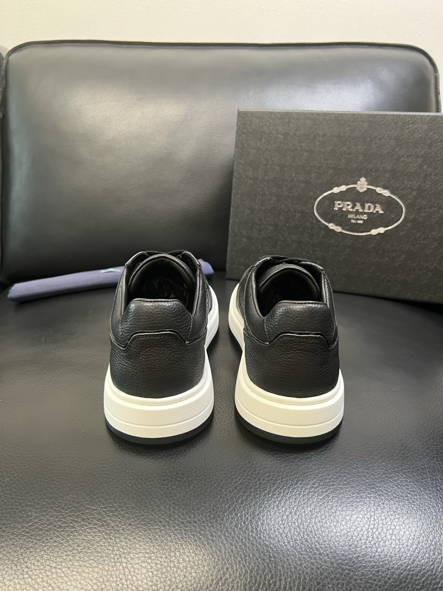 Prada 高品质 顶级工艺品，普拉达 专柜同步，原厂配置意大利进口牛皮面料，进口牛皮内里垫，透气舒适，