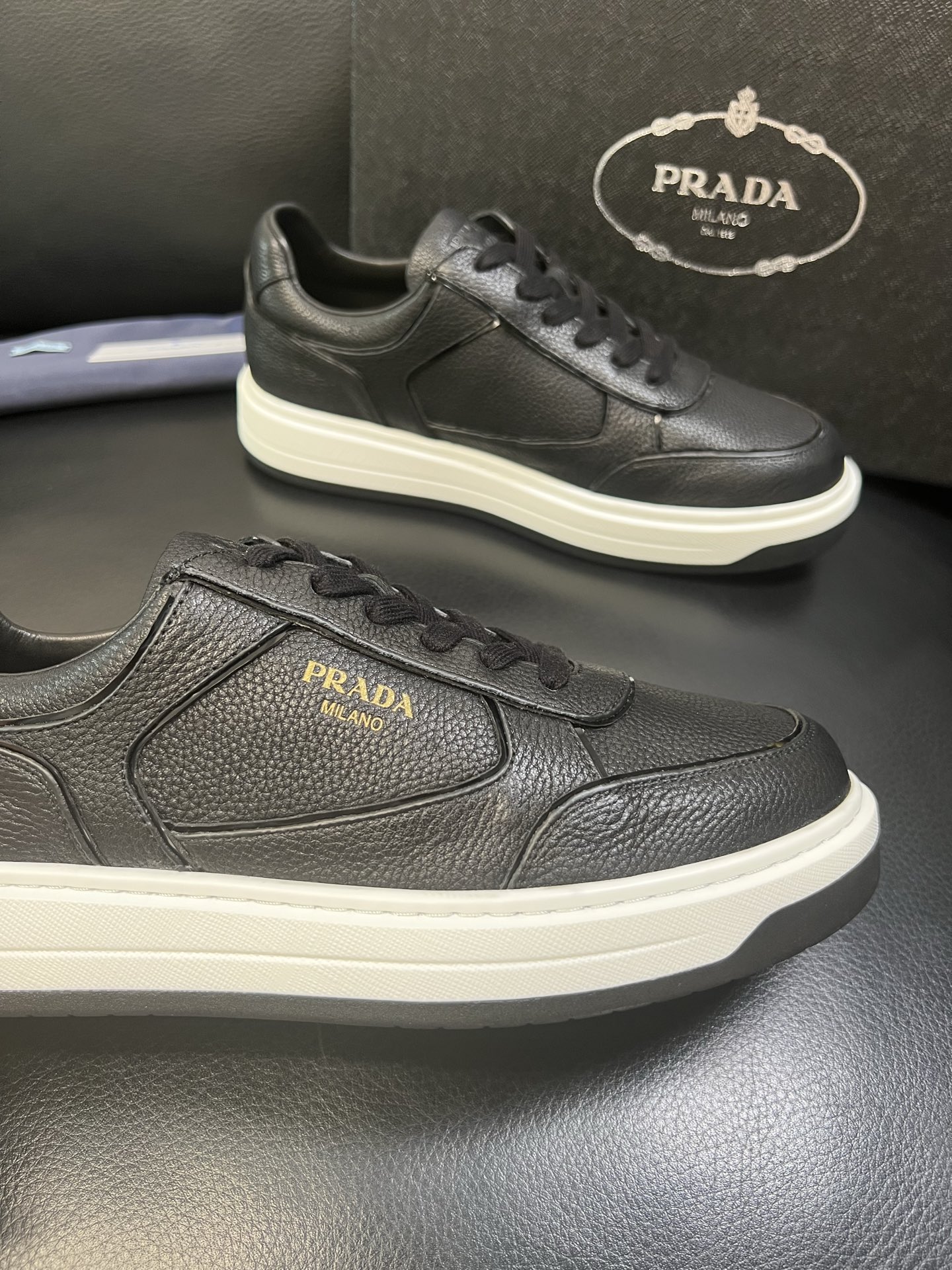 Prada 高品质 顶级工艺品，普拉达 专柜同步，原厂配置意大利进口牛皮面料，进口牛皮内里垫，透气舒适，