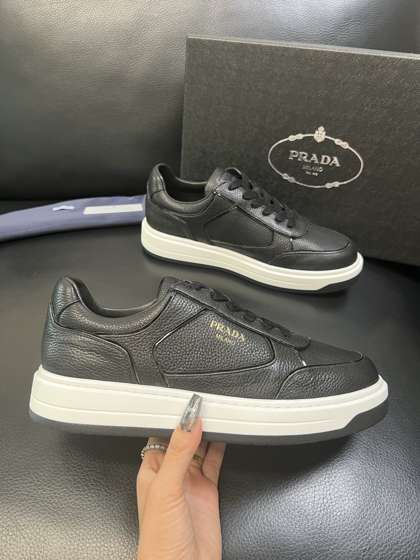 Prada 高品质 顶级工艺品，普拉达 专柜同步，原厂配置意大利进口牛皮面料，进口牛皮内里垫，透气舒适，