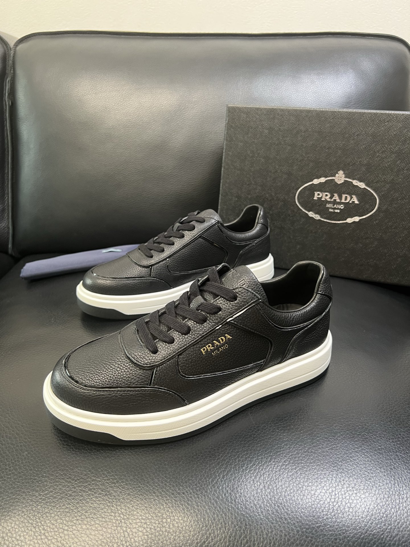 Prada 高品质 顶级工艺品，普拉达 专柜同步，原厂配置意大利进口牛皮面料，进口牛皮内里垫，透气舒适，