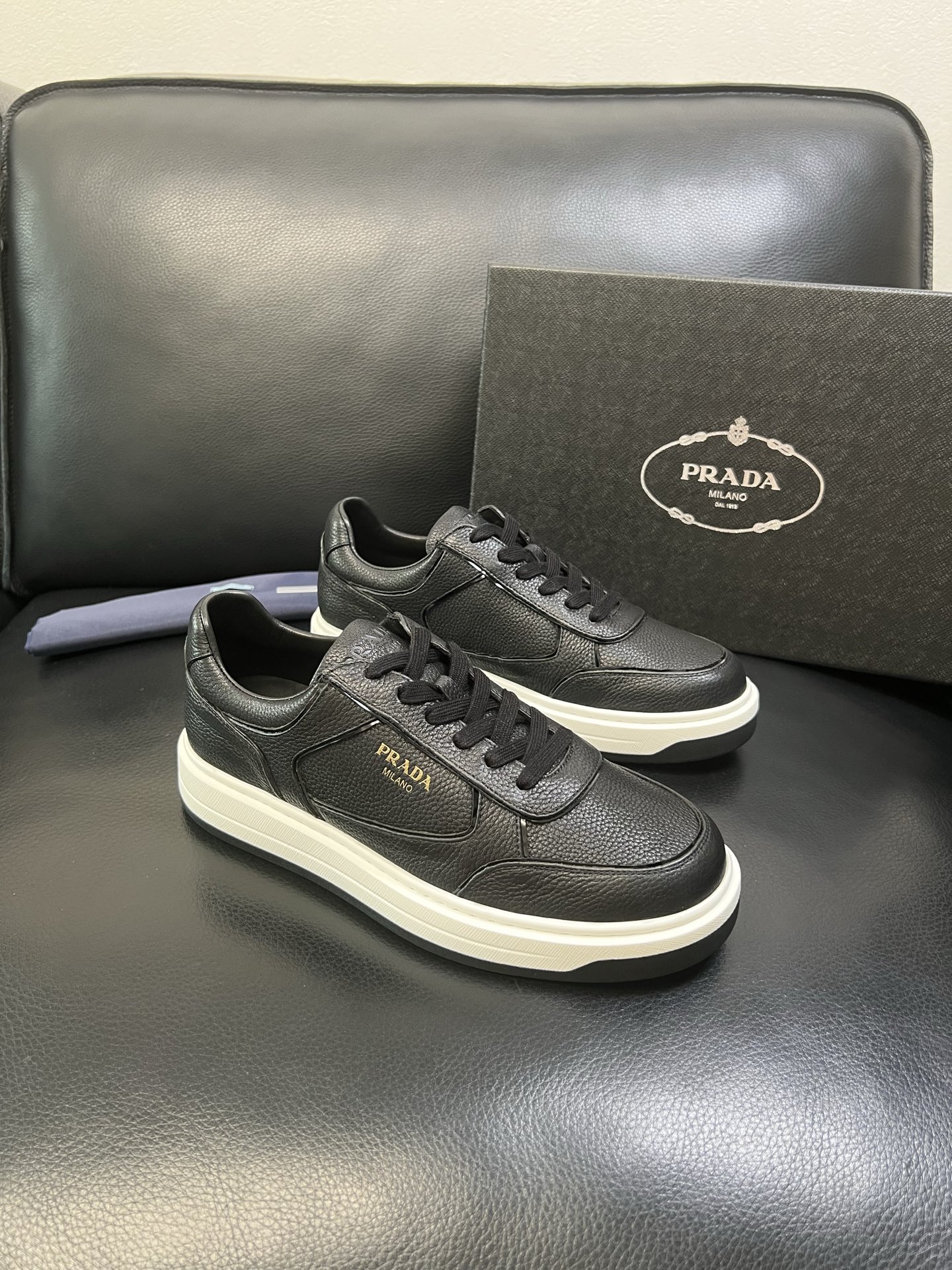 Prada 高品质 顶级工艺品，普拉达 专柜同步，原厂配置意大利进口牛皮面料，进口牛皮内里垫，透气舒适，