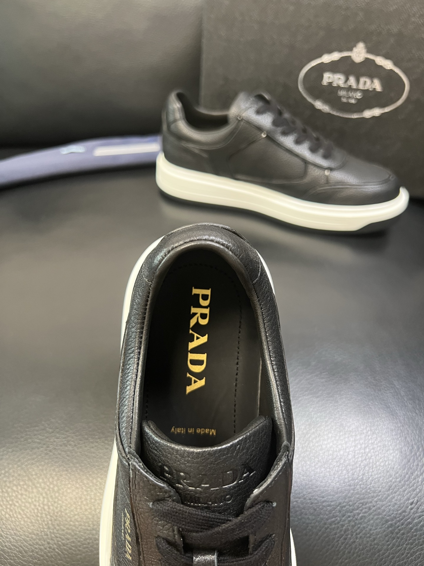 Prada 高品质 顶级工艺品，普拉达 专柜同步，原厂配置意大利进口牛皮面料，进口牛皮内里垫，透气舒适，
