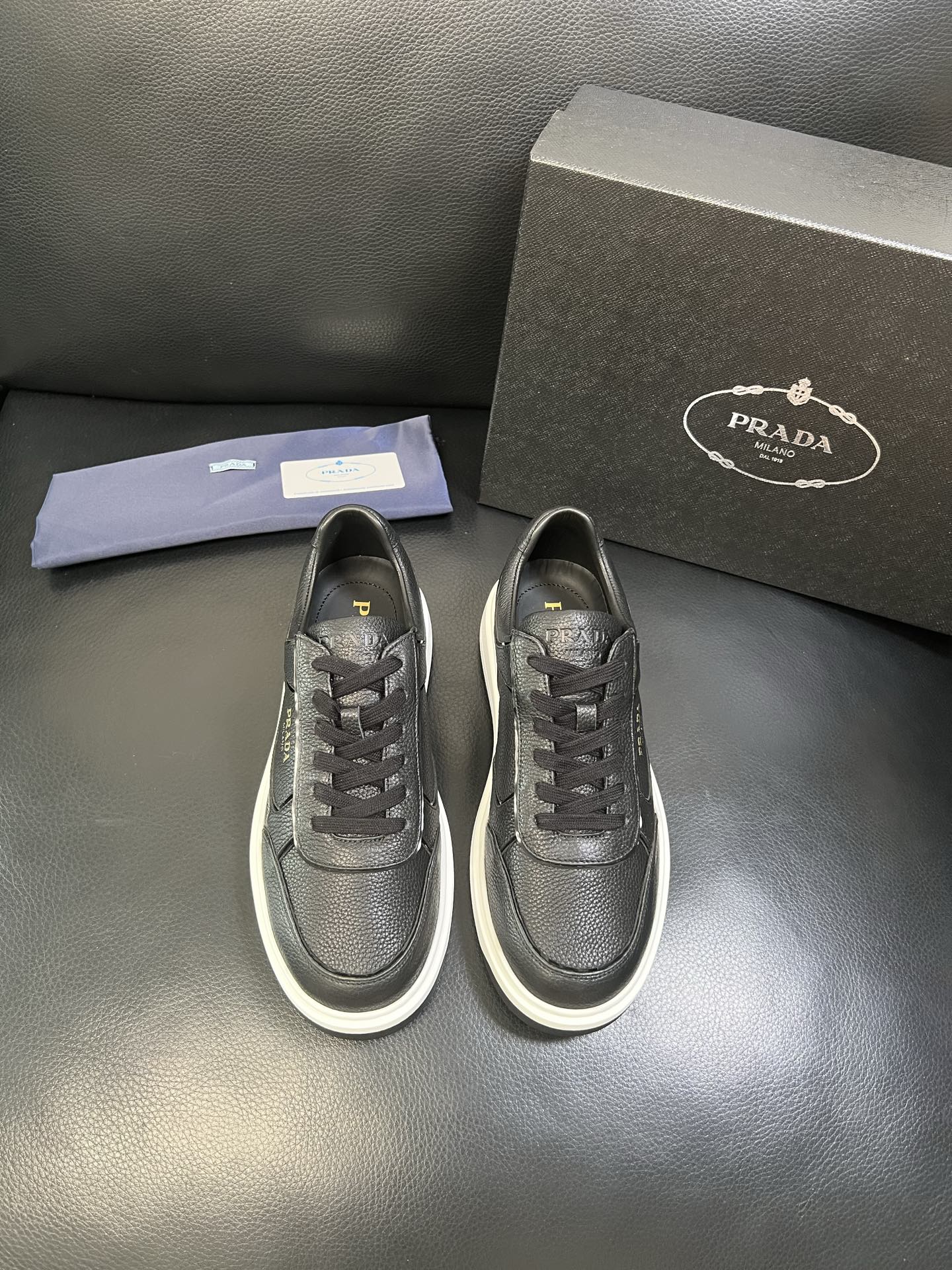 Prada 高品质 顶级工艺品，普拉达 专柜同步，原厂配置意大利进口牛皮面料，进口牛皮内里垫，透气舒适，